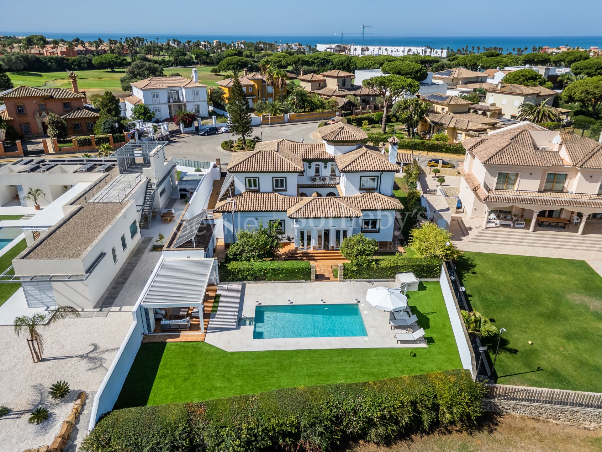 Luxury residence with golf views in Novo Sancti Petri