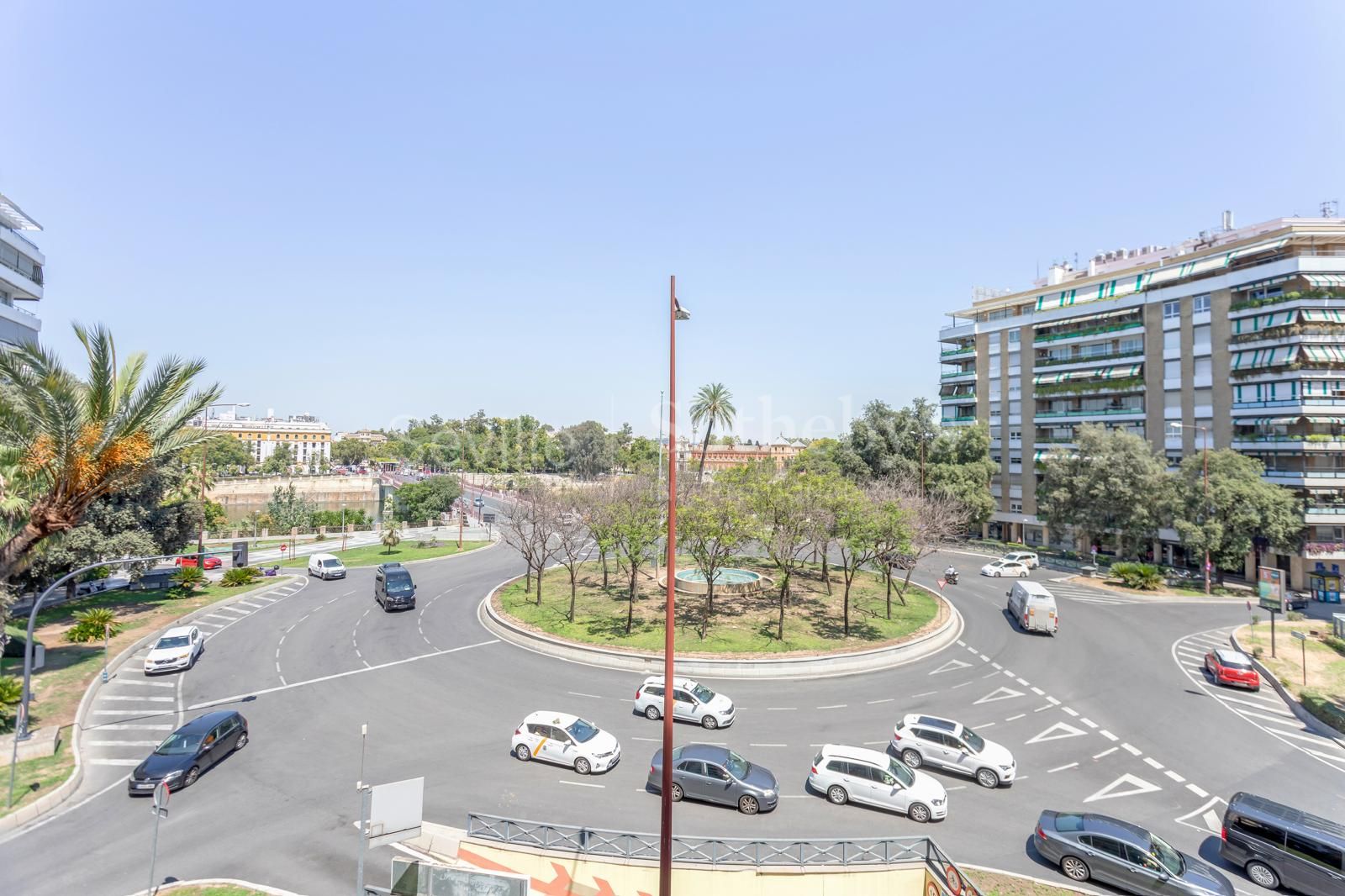 Residencia en Plaza de Cuba, Sevilla, con vistas al Guadalquivir