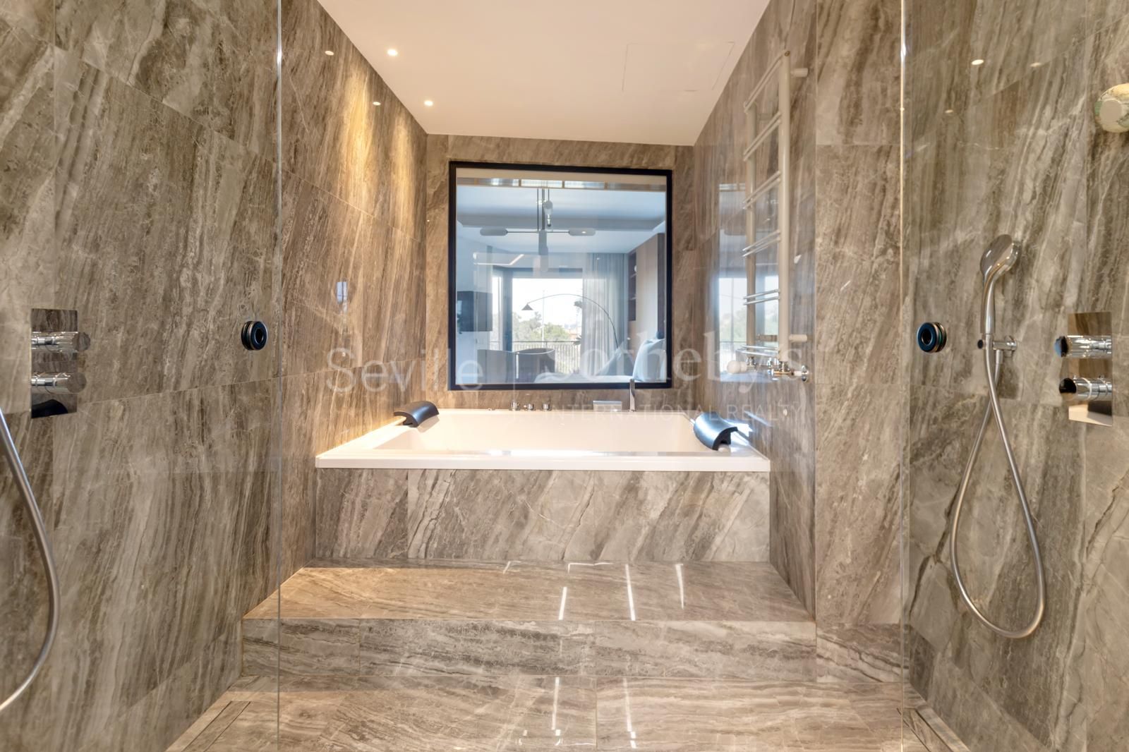 Residencia en Plaza de Cuba, Sevilla, con vistas al Guadalquivir