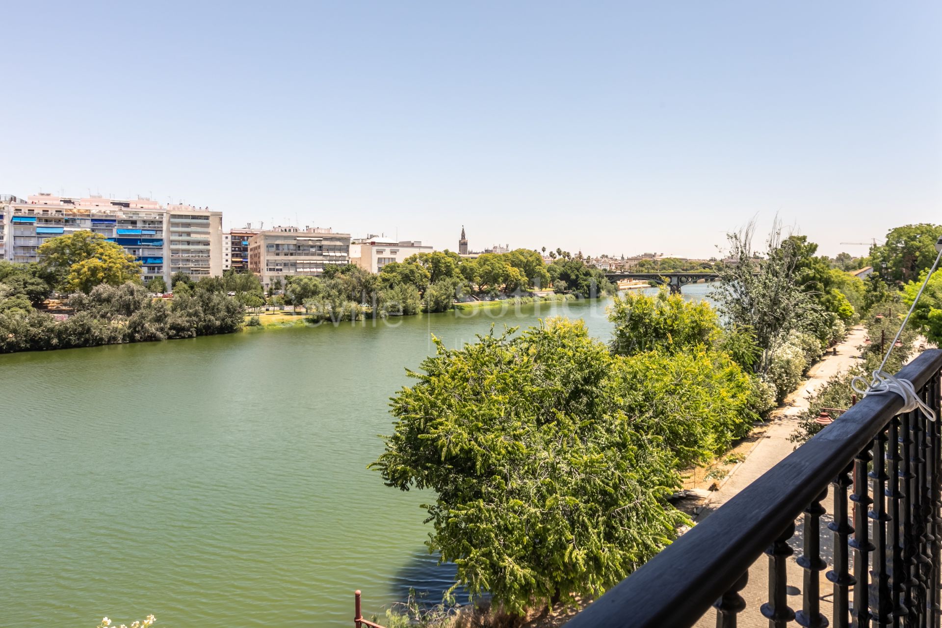 Edificio en Triana con vistas al río