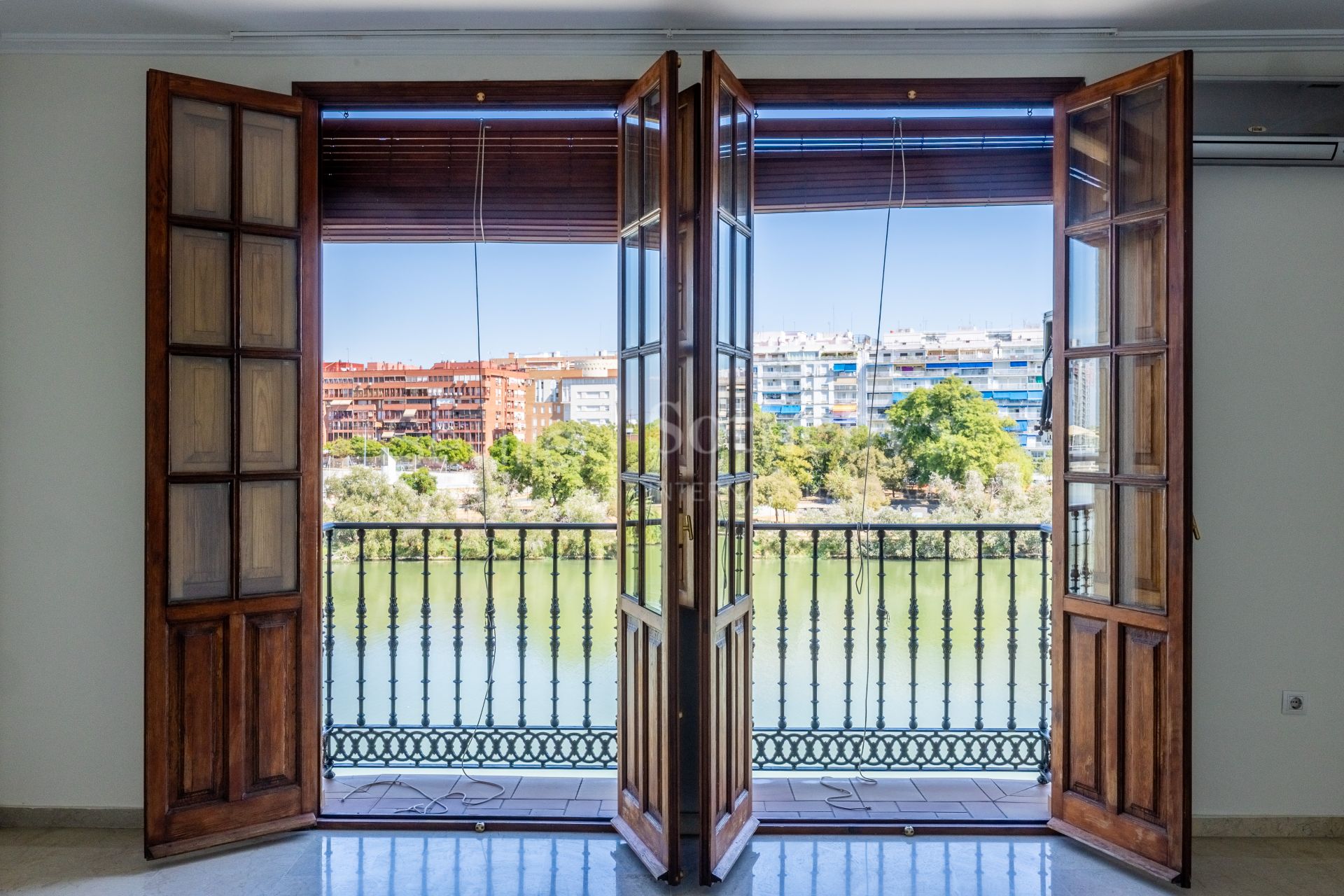 Edificio en Triana con vistas al río