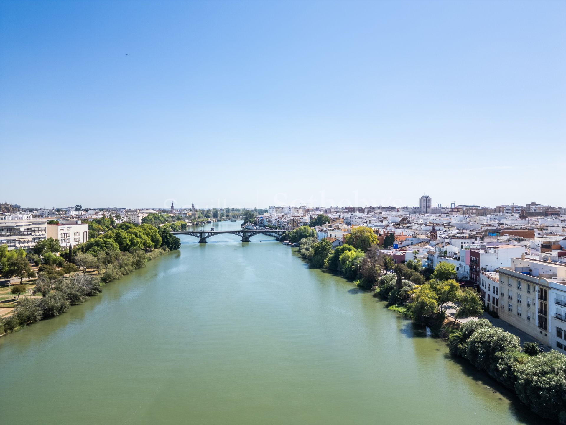 Edificio en Triana con vistas al río