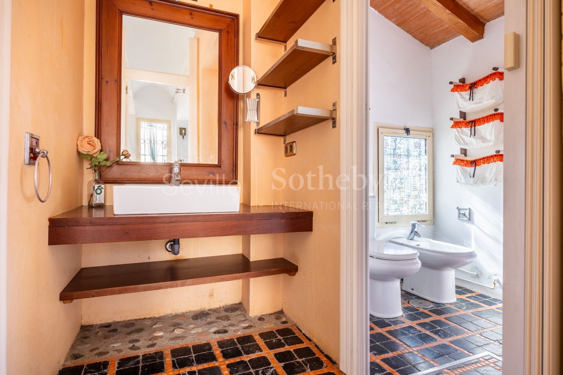 Apartamento con Terraza, y Acceso a Jardín y Piscina en la Exclusiva Zona Residencial Simón Verde