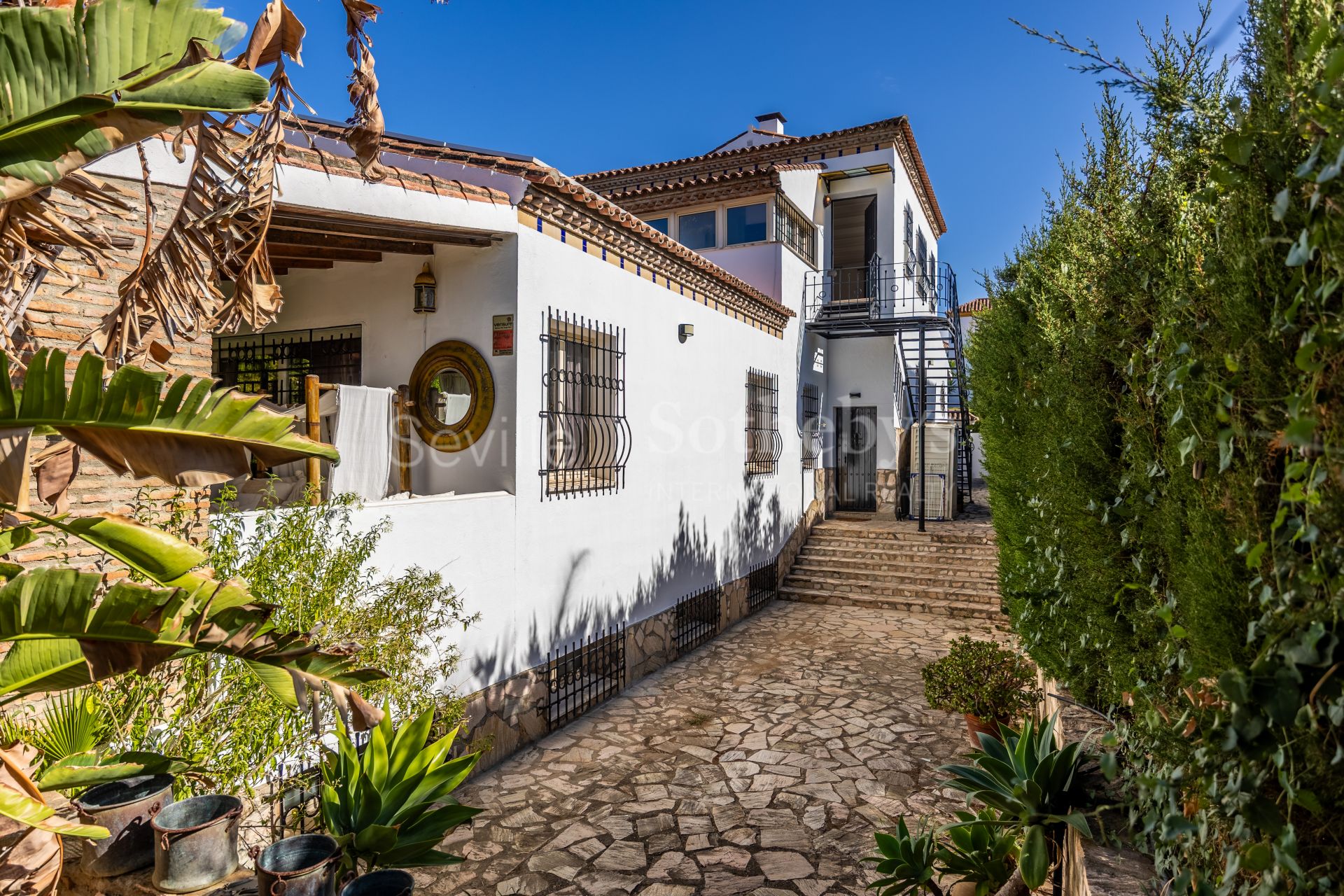 Apartamento con Terraza, y Acceso a Jardín y Piscina en la Exclusiva Zona Residencial Simón Verde