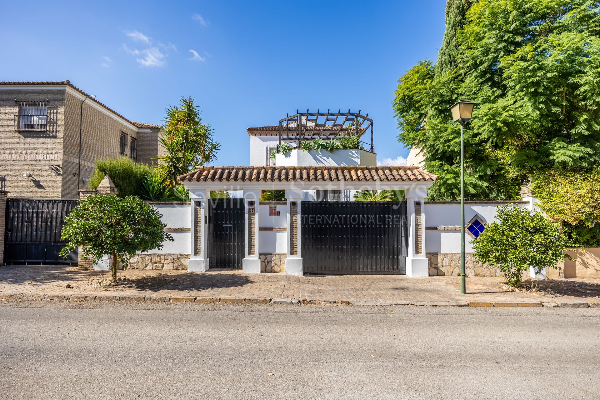 Apartamento con Terraza, y Acceso a Jardín y Piscina en la Exclusiva Zona Residencial Simón Verde