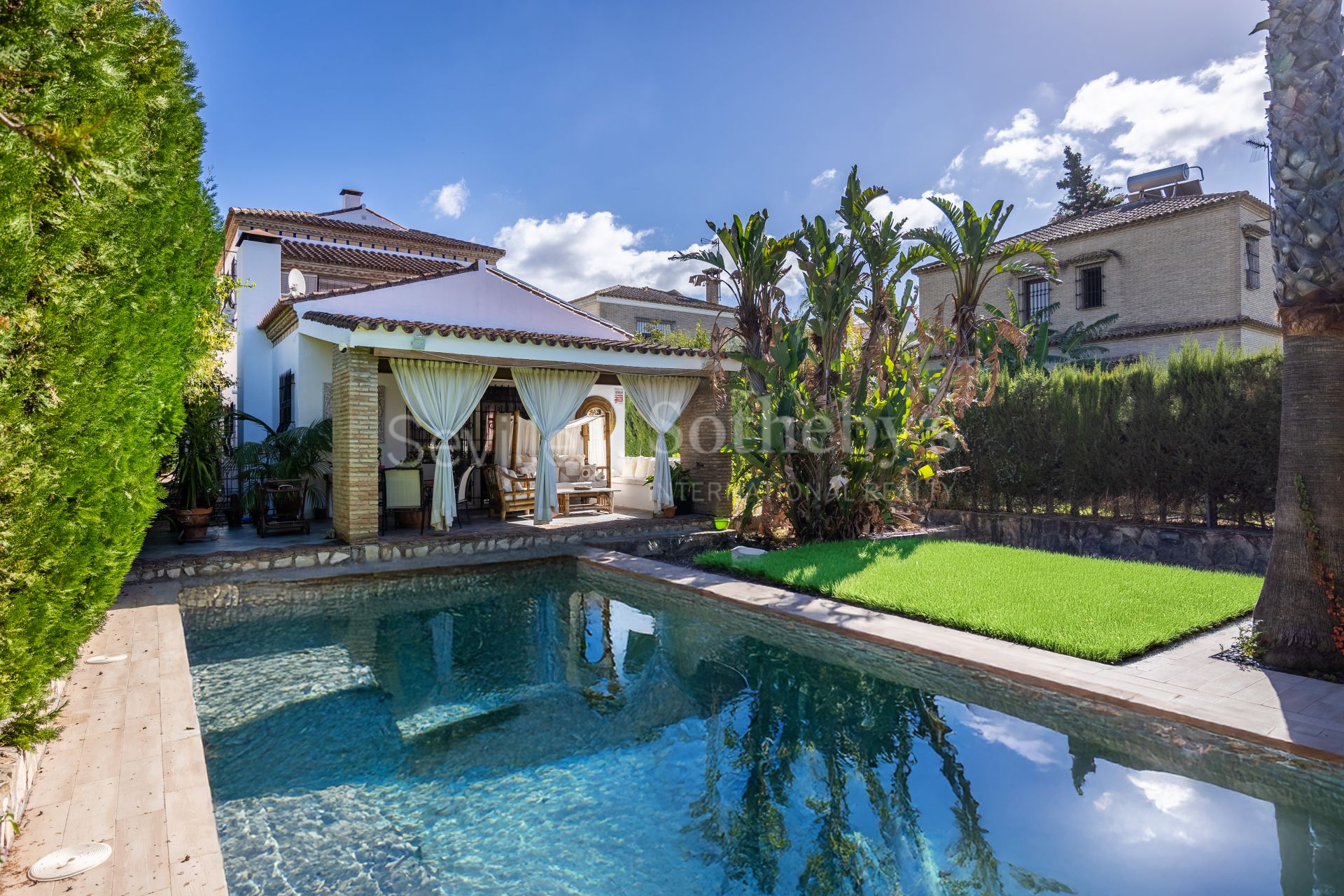 Apartamento con Terraza, y Acceso a Jardín y Piscina en la Exclusiva Zona Residencial Simón Verde