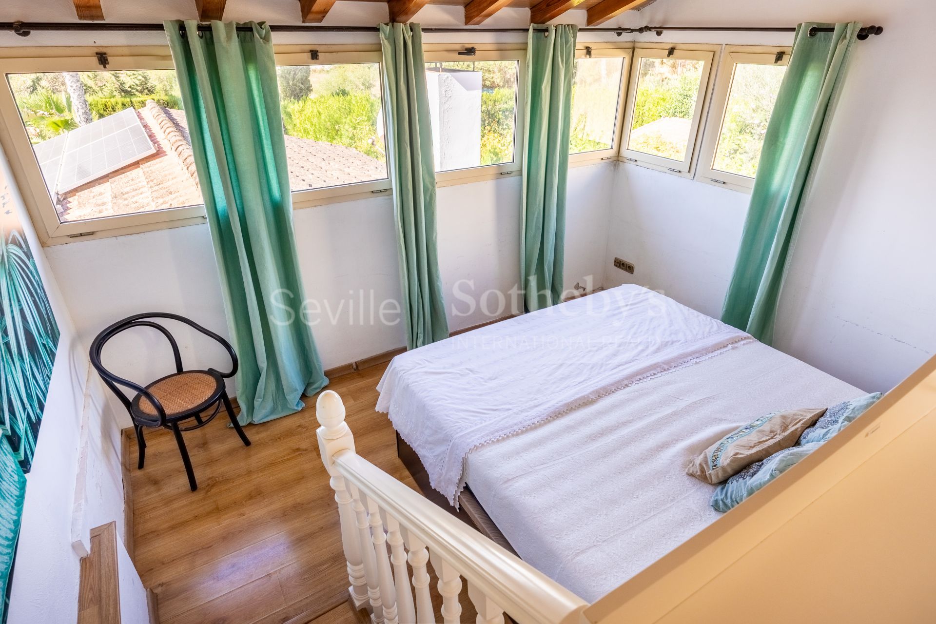 Apartamento con Terraza, y Acceso a Jardín y Piscina en la Exclusiva Zona Residencial Simón Verde