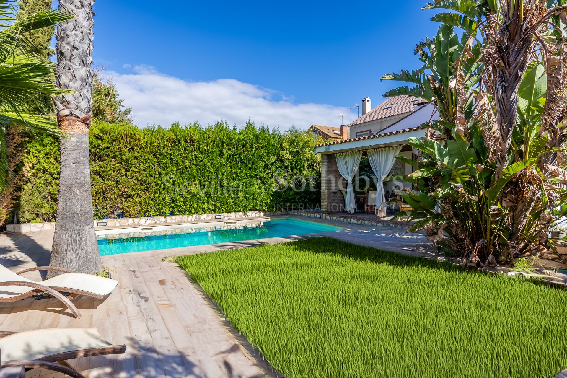 Apartamento con Terraza, y Acceso a Jardín y Piscina en la Exclusiva Zona Residencial Simón Verde