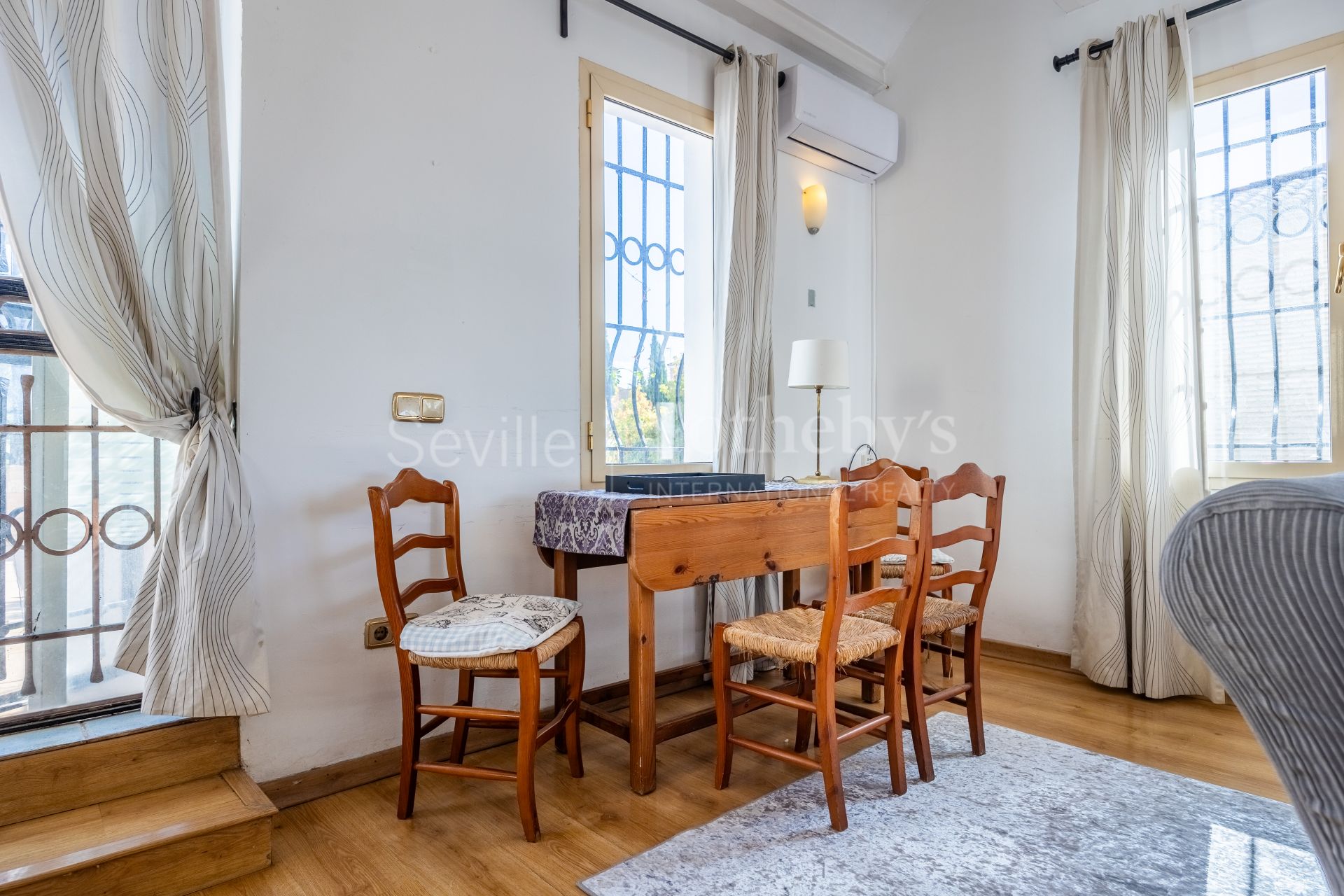 Apartamento con Terraza, y Acceso a Jardín y Piscina en la Exclusiva Zona Residencial Simón Verde