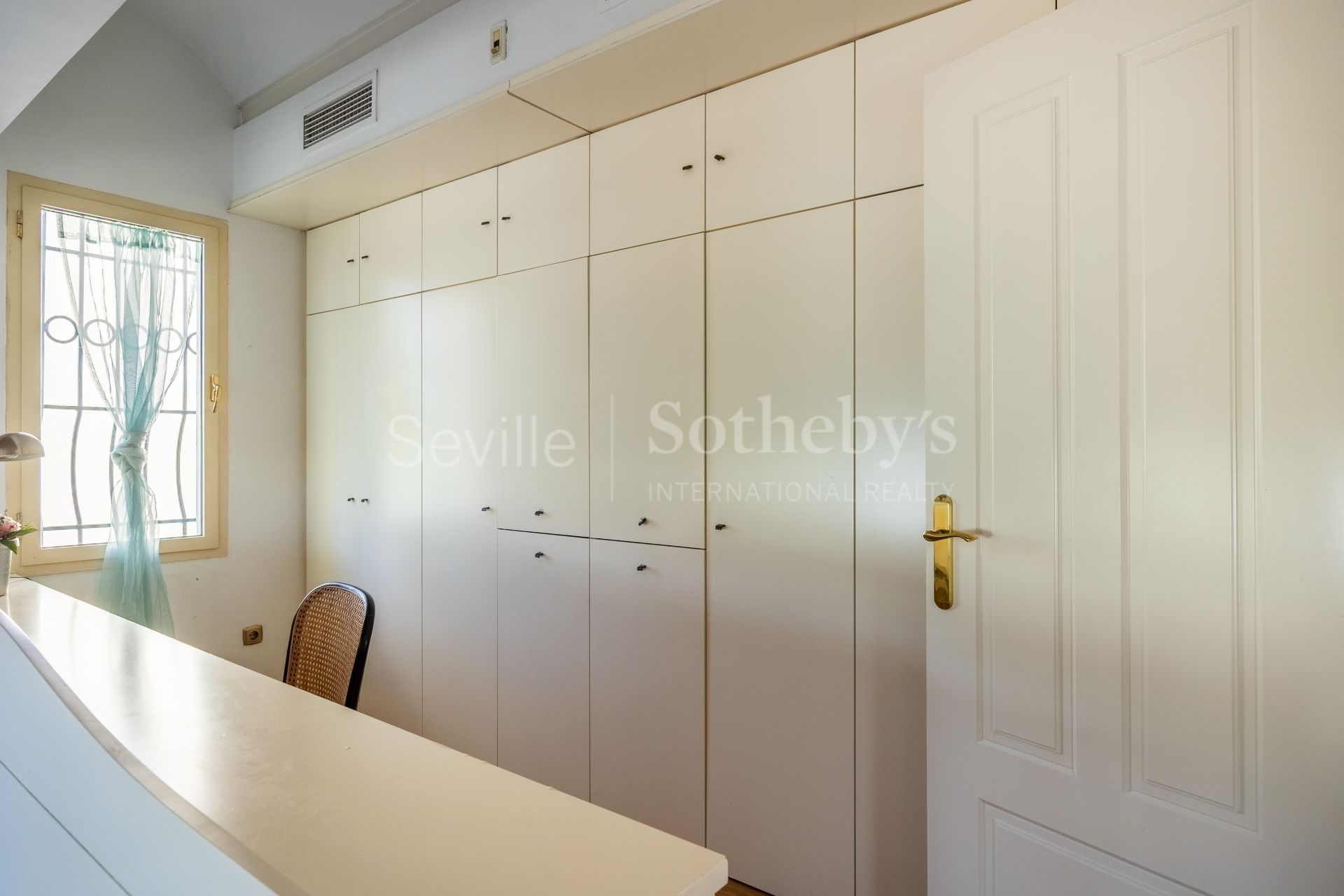 Apartamento con Terraza, y Acceso a Jardín y Piscina en la Exclusiva Zona Residencial Simón Verde