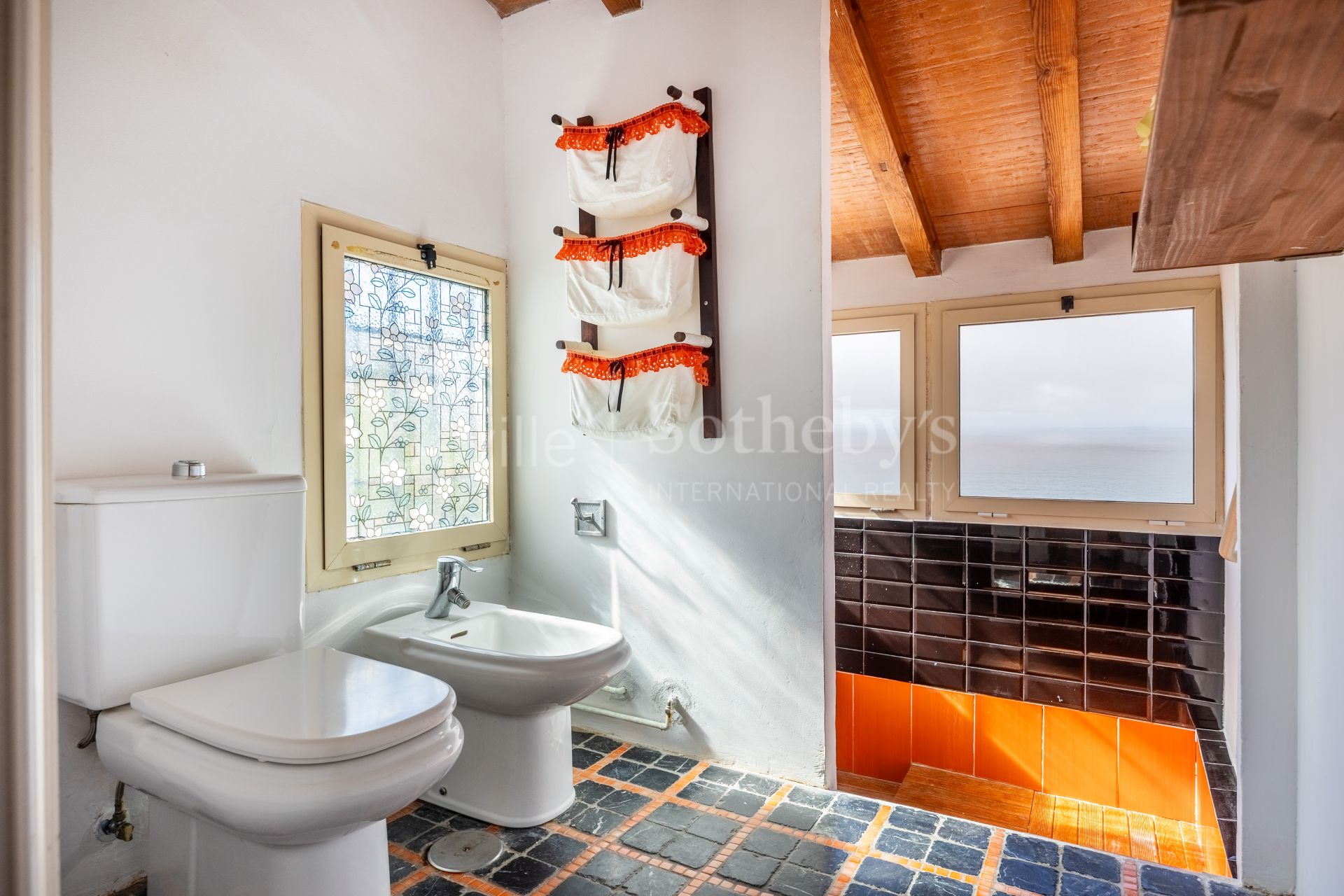 Apartamento con Terraza, y Acceso a Jardín y Piscina en la Exclusiva Zona Residencial Simón Verde