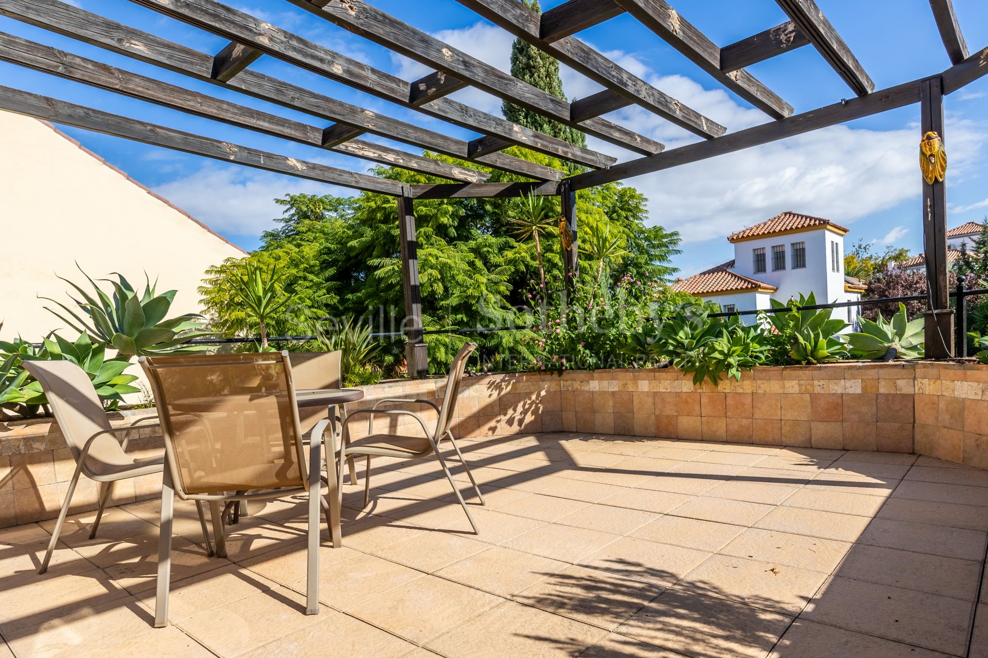 Apartamento con Terraza, y Acceso a Jardín y Piscina en la Exclusiva Zona Residencial Simón Verde