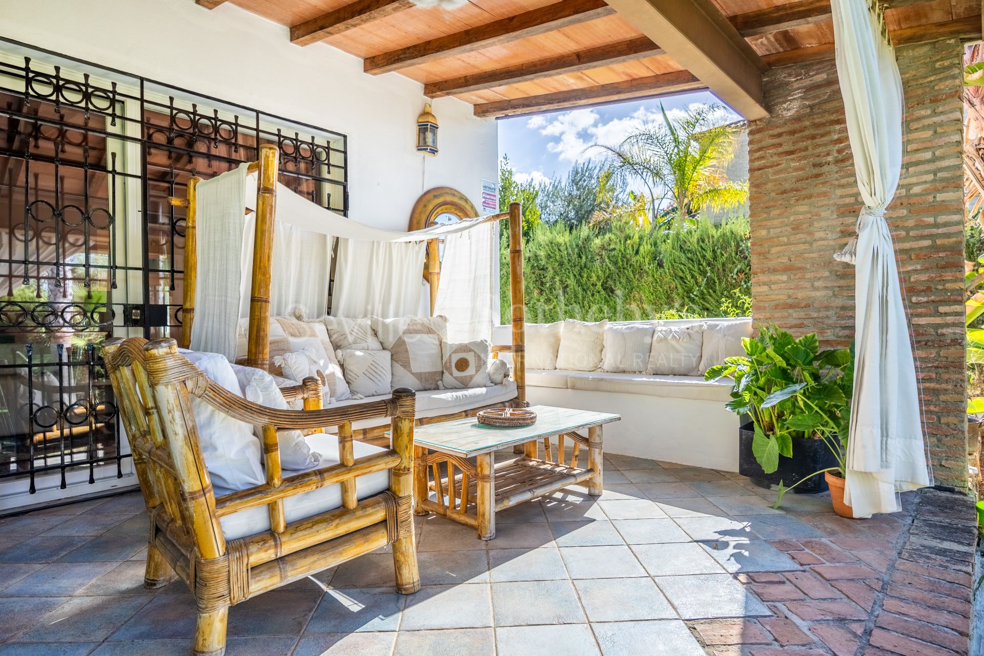 Apartamento con Terraza, y Acceso a Jardín y Piscina en la Exclusiva Zona Residencial Simón Verde