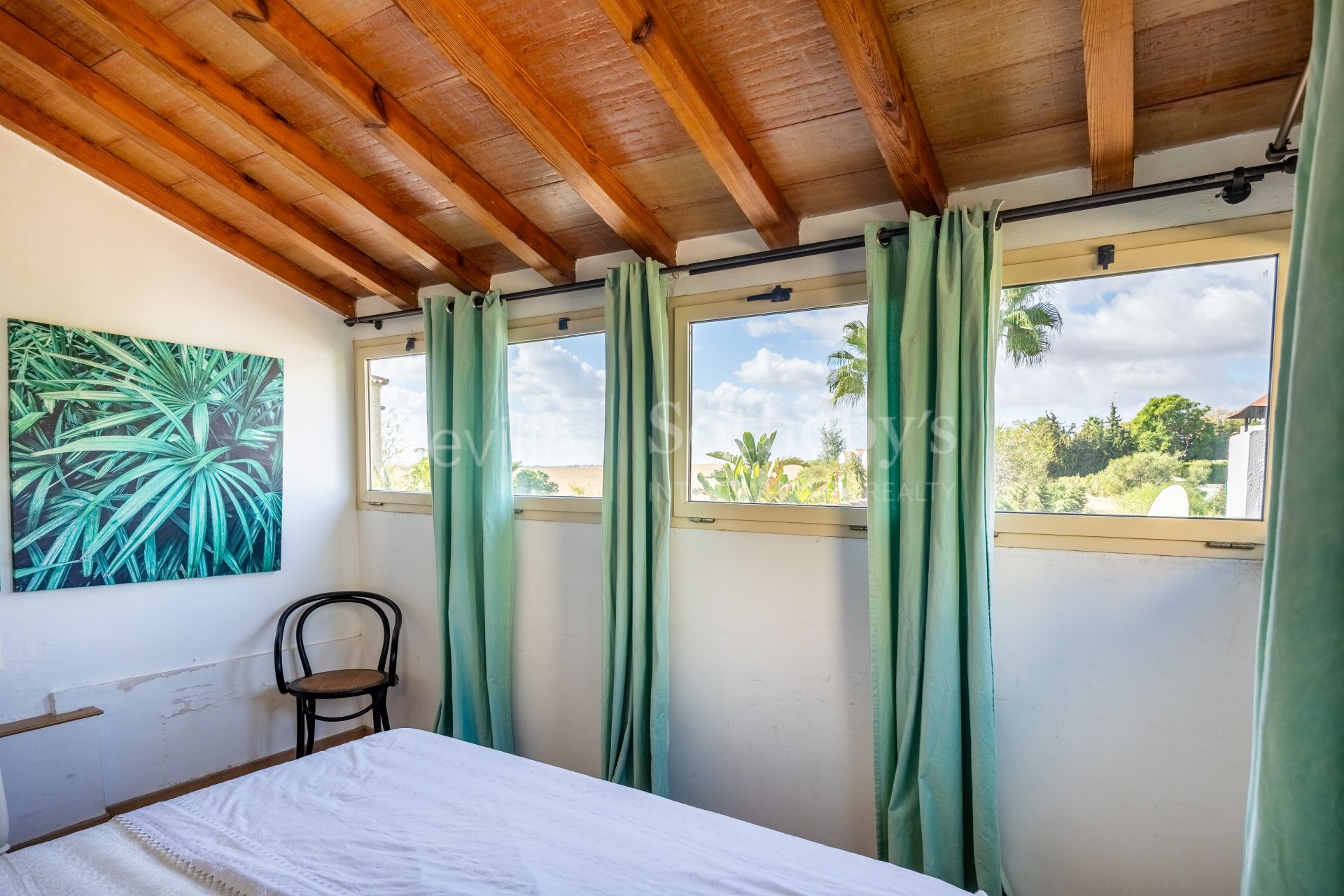 Apartamento con Terraza, y Acceso a Jardín y Piscina en la Exclusiva Zona Residencial Simón Verde