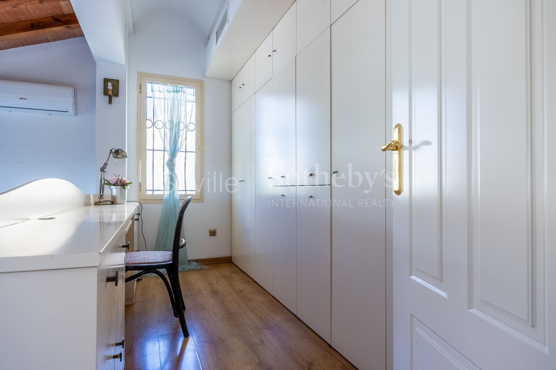 Apartamento con Terraza, y Acceso a Jardín y Piscina en la Exclusiva Zona Residencial Simón Verde