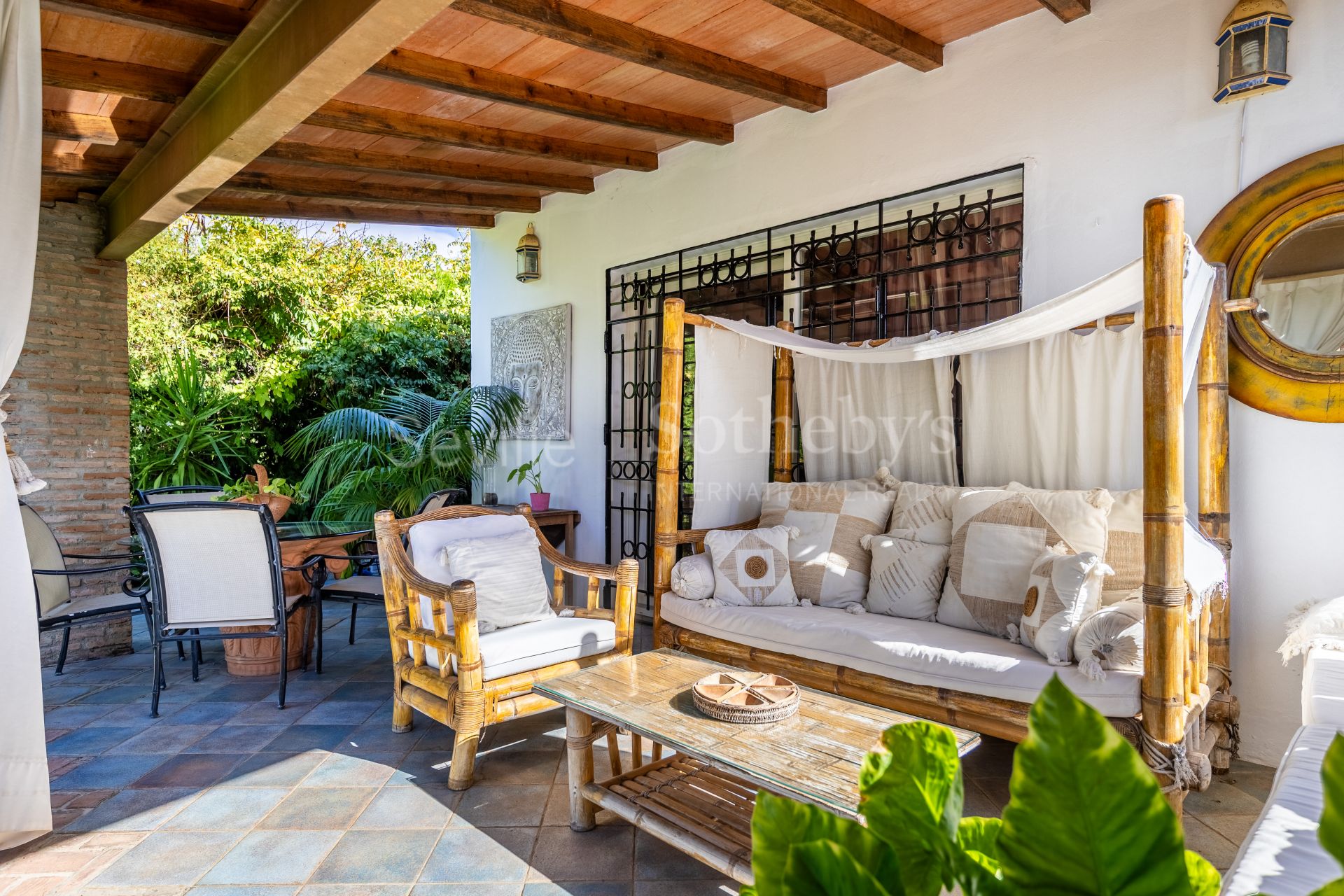 Apartamento con Terraza, y Acceso a Jardín y Piscina en la Exclusiva Zona Residencial Simón Verde