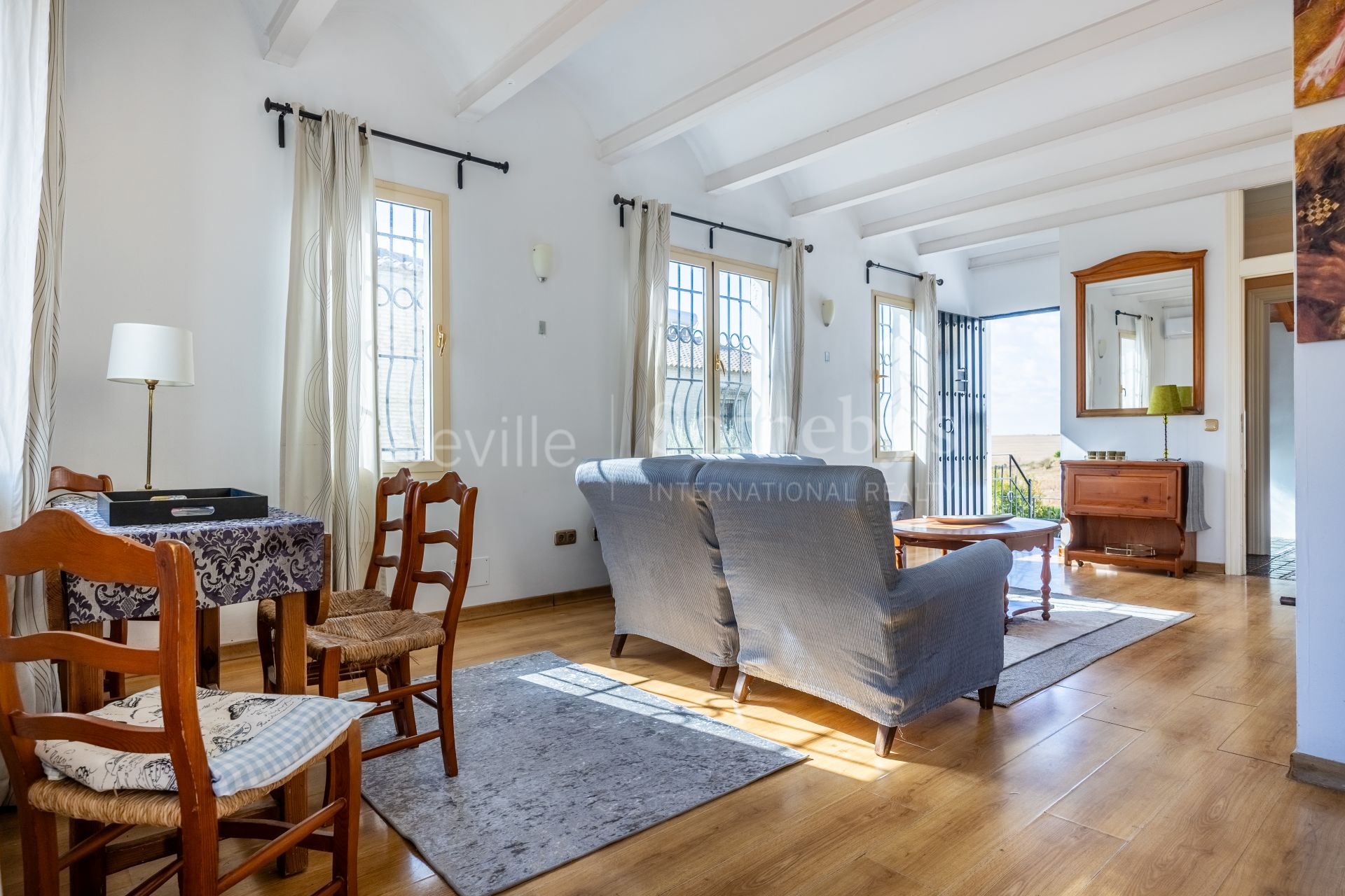 Apartamento con Terraza, y Acceso a Jardín y Piscina en la Exclusiva Zona Residencial Simón Verde