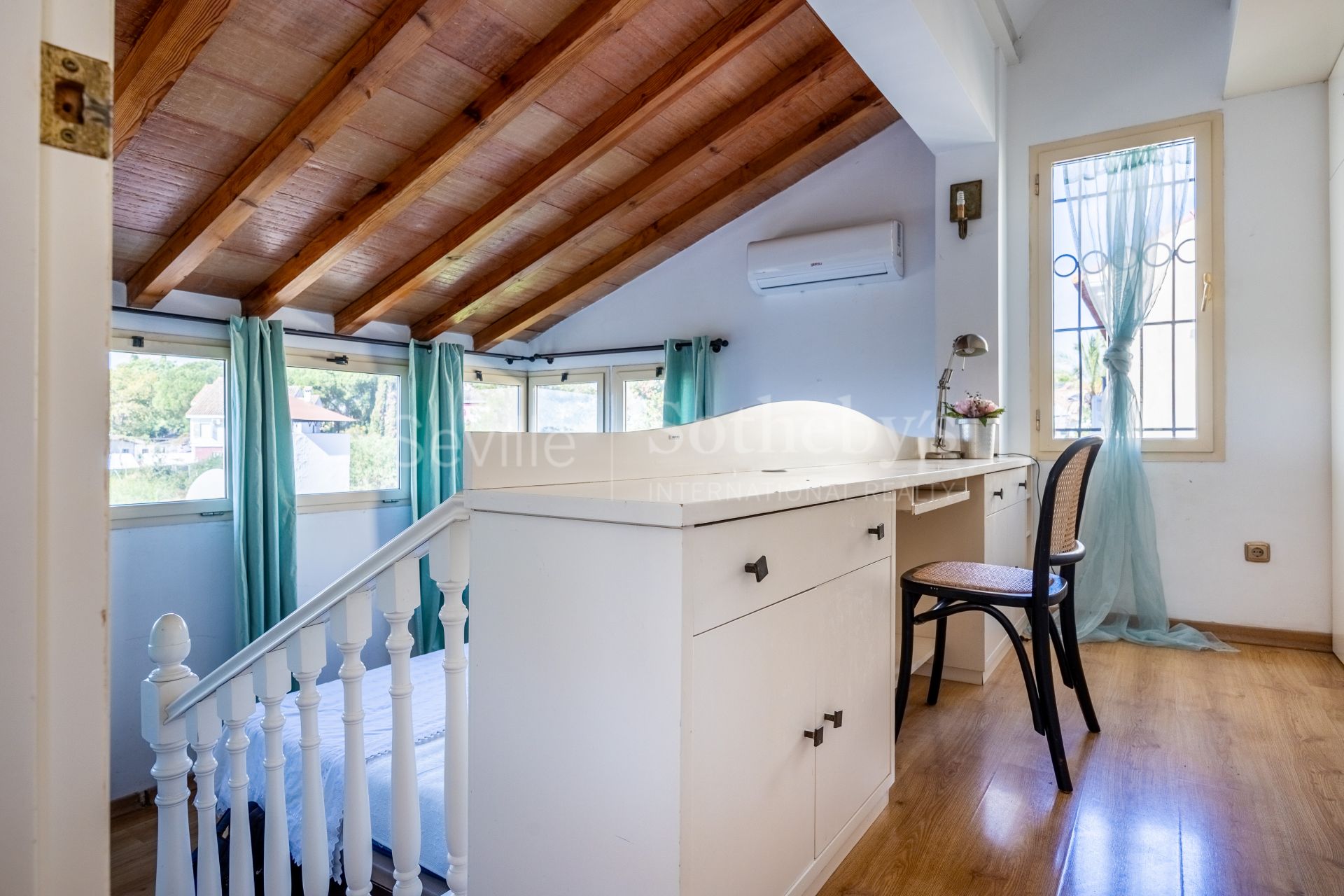 Apartamento con Terraza, y Acceso a Jardín y Piscina en la Exclusiva Zona Residencial Simón Verde