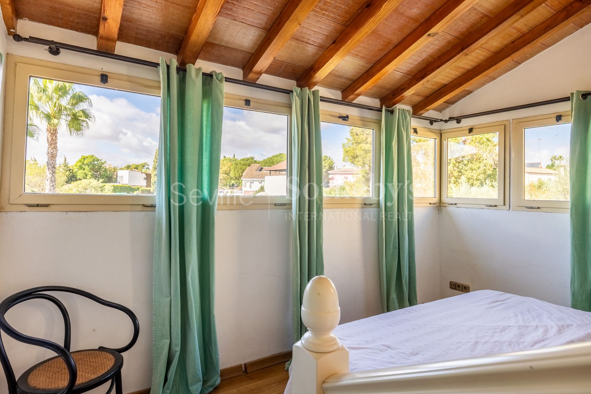 Apartamento con Terraza, y Acceso a Jardín y Piscina en la Exclusiva Zona Residencial Simón Verde