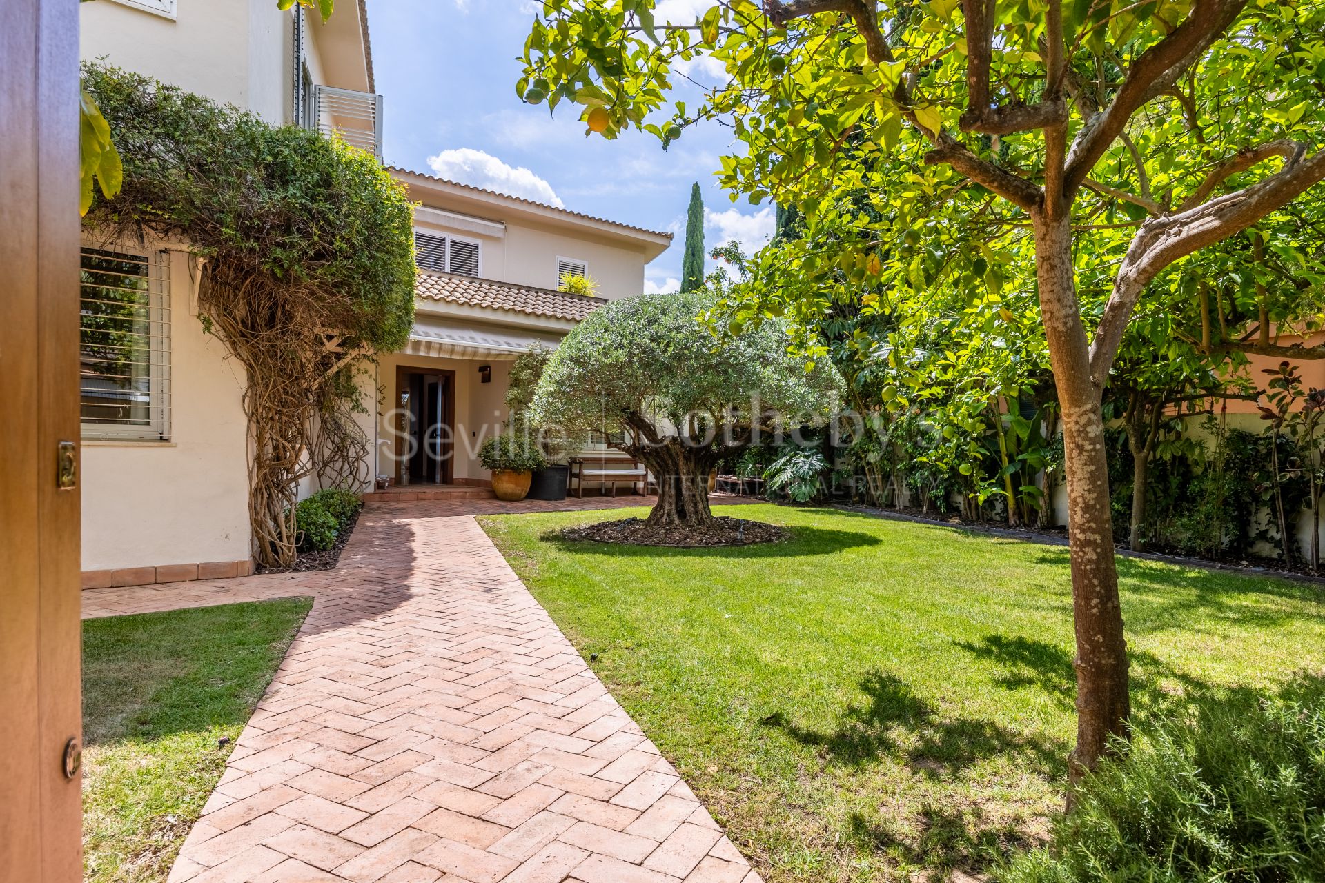 Exclusivo chalet reformado en primera línea de golf