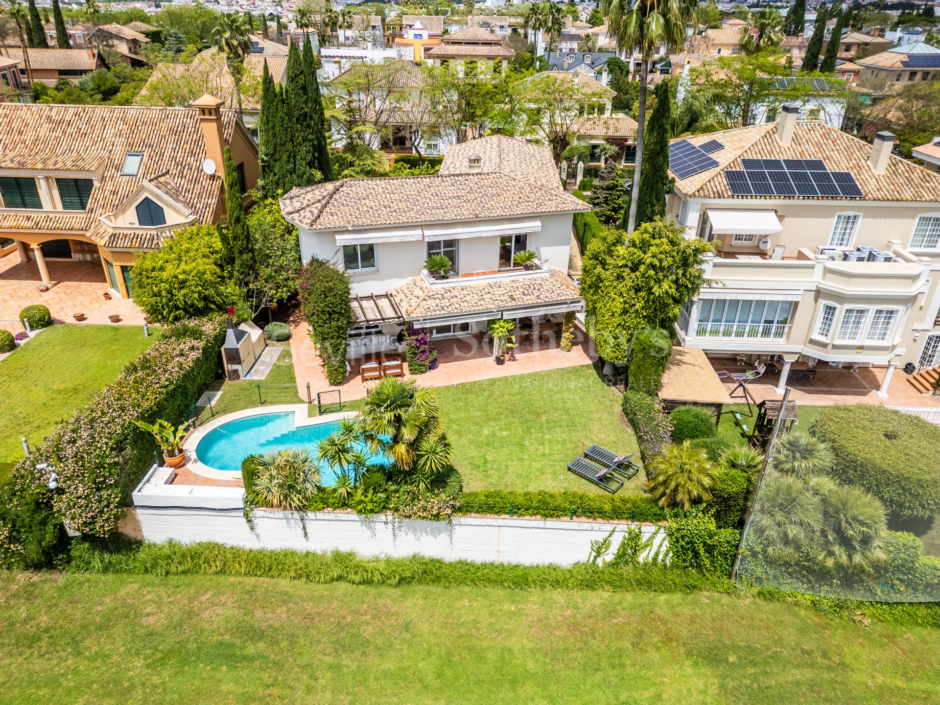 Exclusivo chalet reformado en primera línea de golf