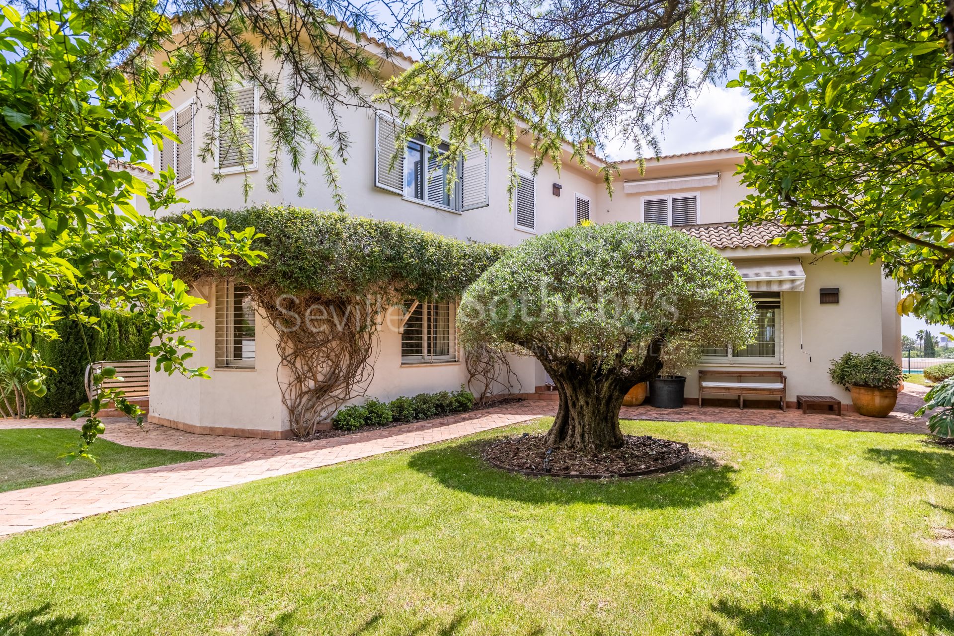 Exclusivo chalet reformado en primera línea de golf