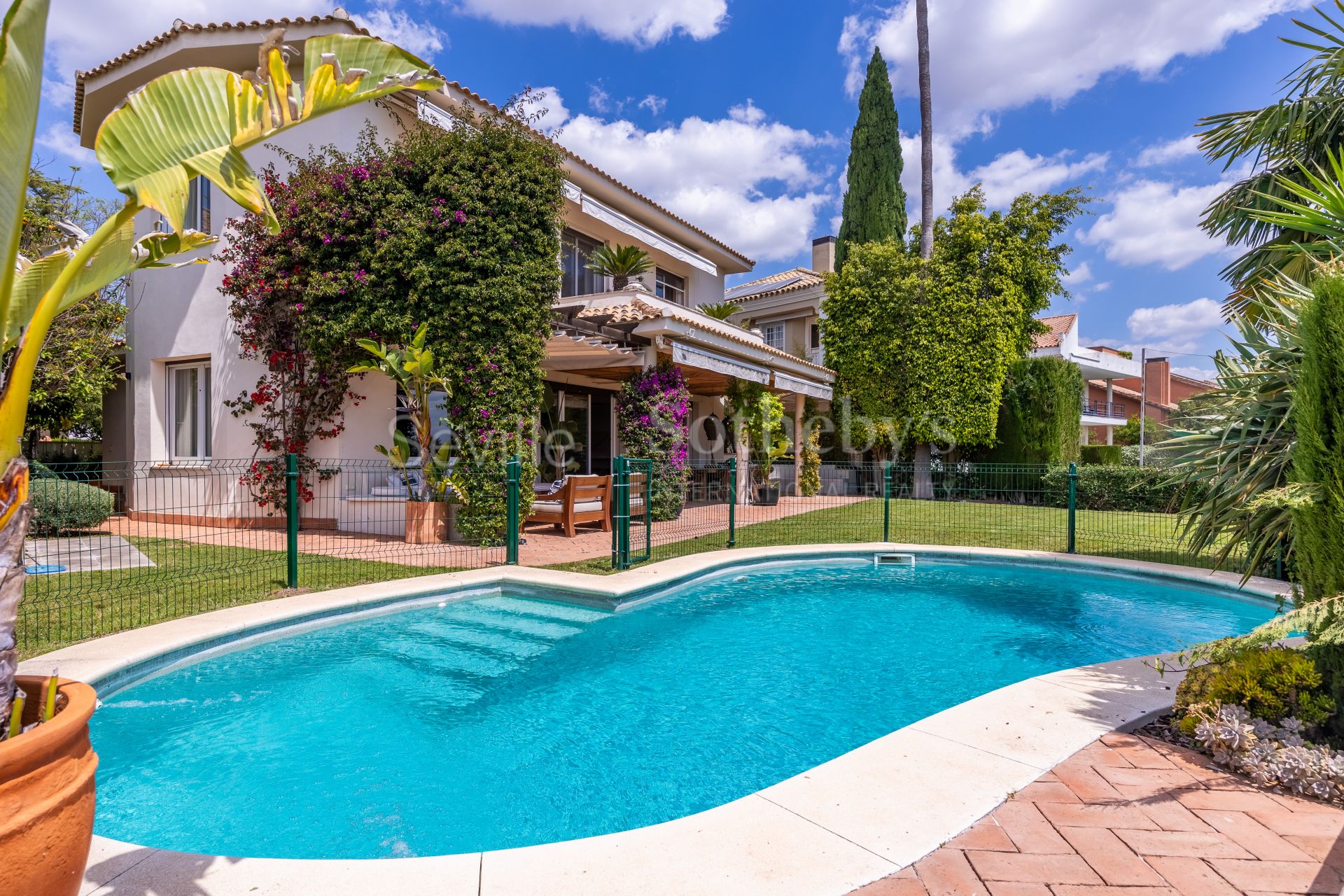 Exclusivo chalet reformado en primera línea de golf