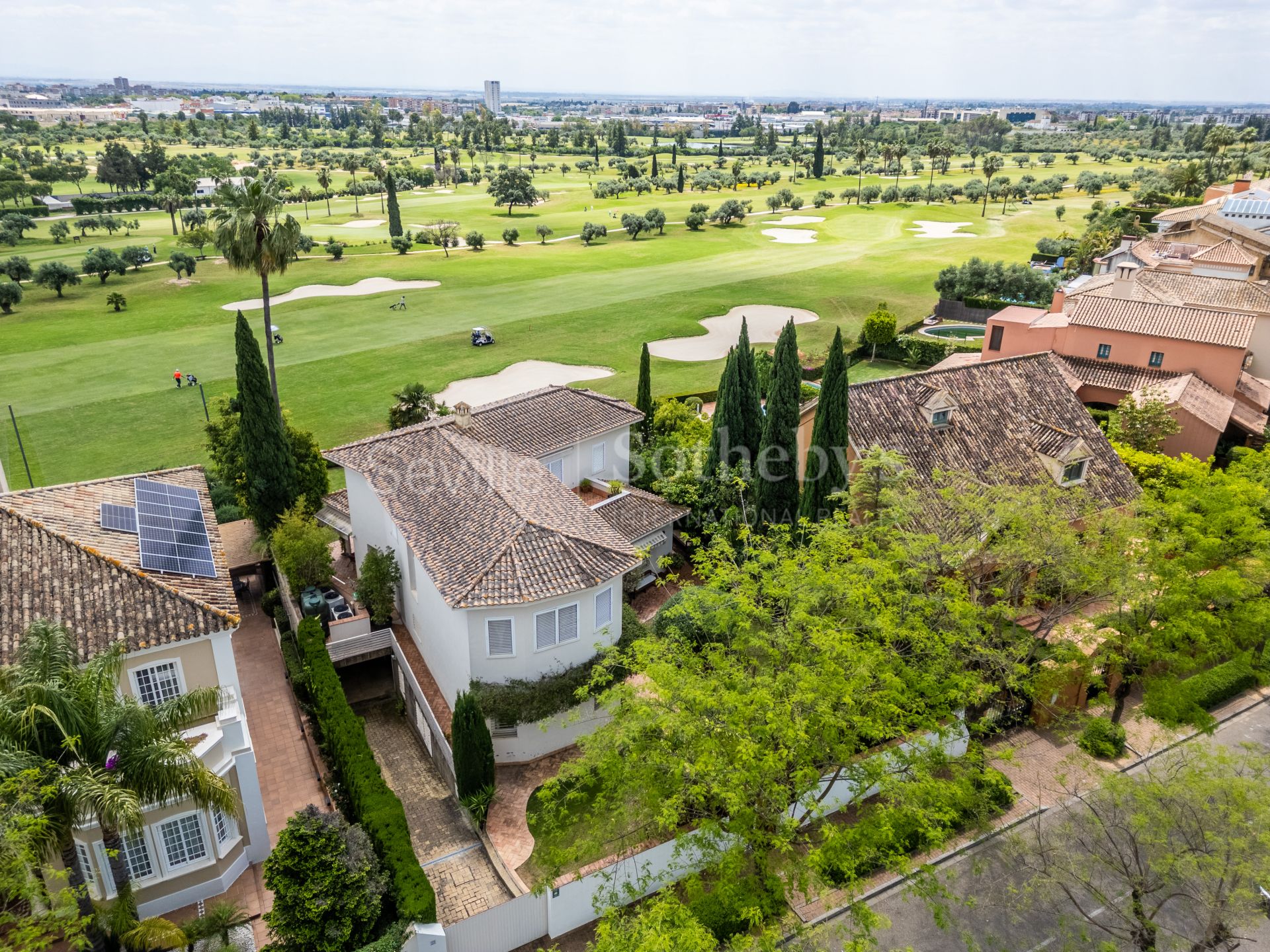 Exclusivo chalet reformado en primera línea de golf