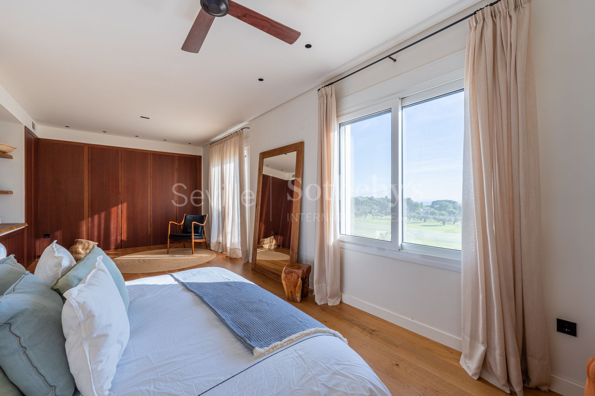 Exclusivo chalet reformado en primera línea de golf