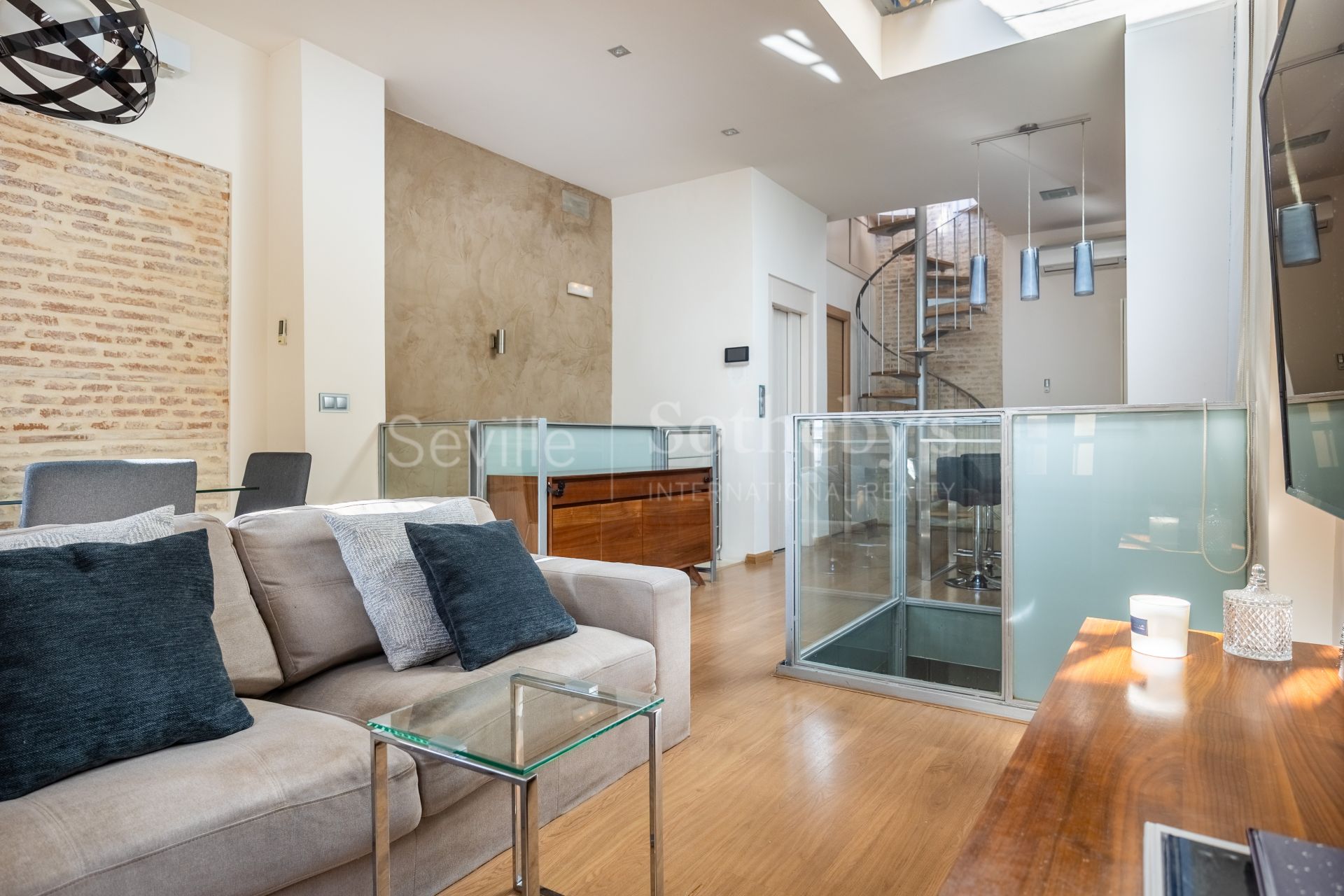 Licensed Tourist Home in the Historic Museum District with Roof Terrace