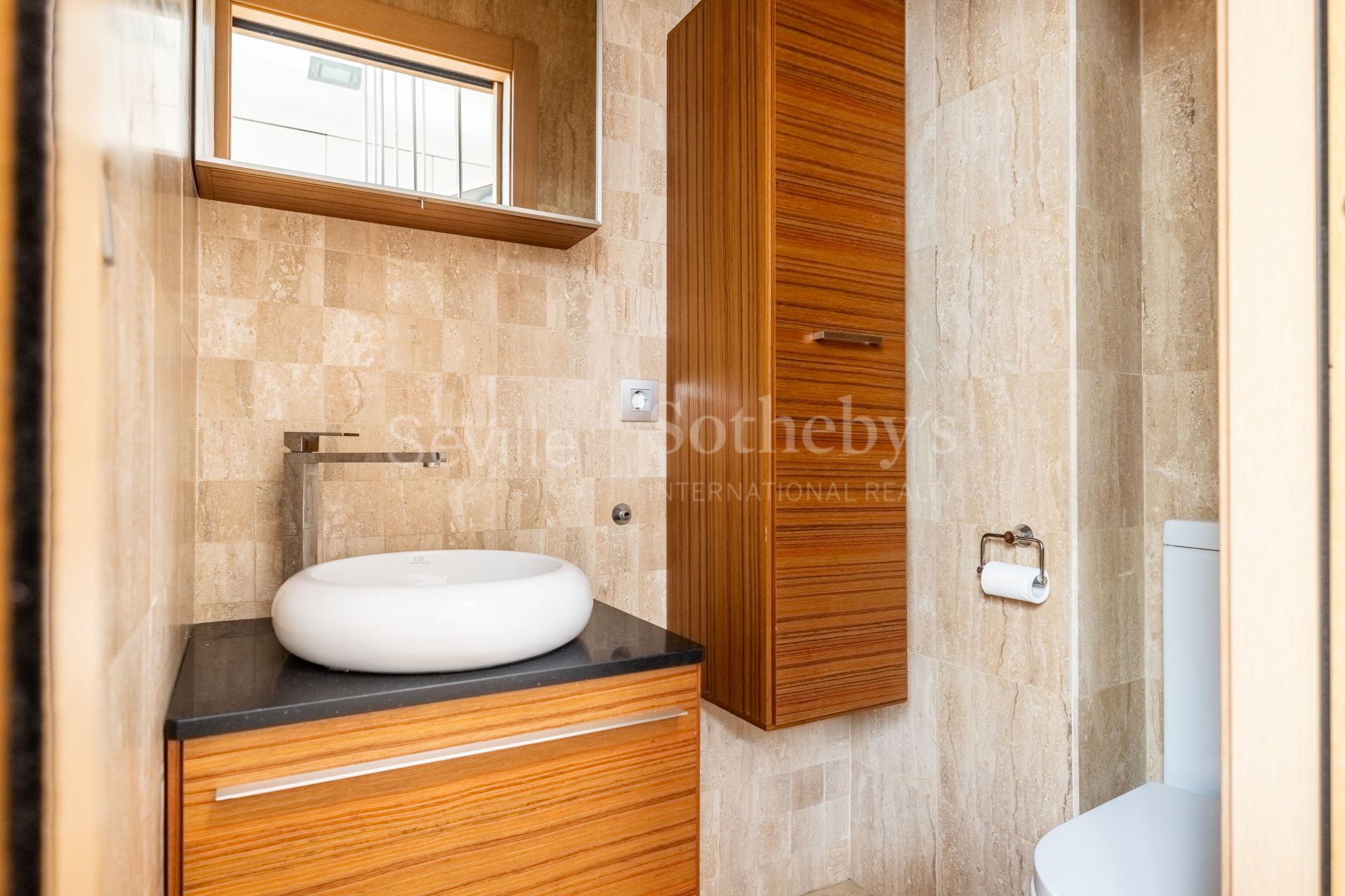 Licensed Tourist Home in the Historic Museum District with Roof Terrace