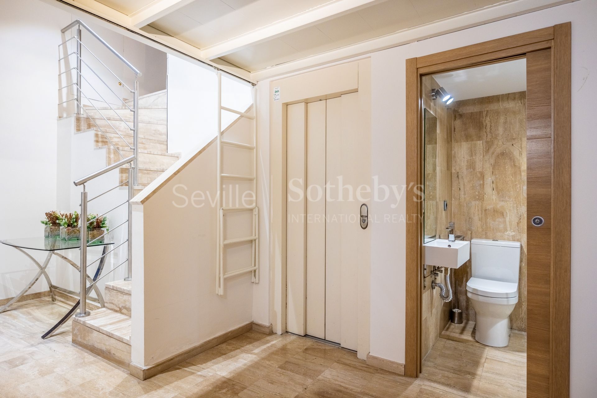 Licensed Tourist Home in the Historic Museum District with Roof Terrace