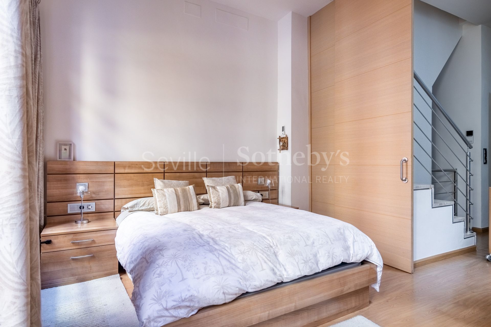 Licensed Tourist Home in the Historic Museum District with Roof Terrace