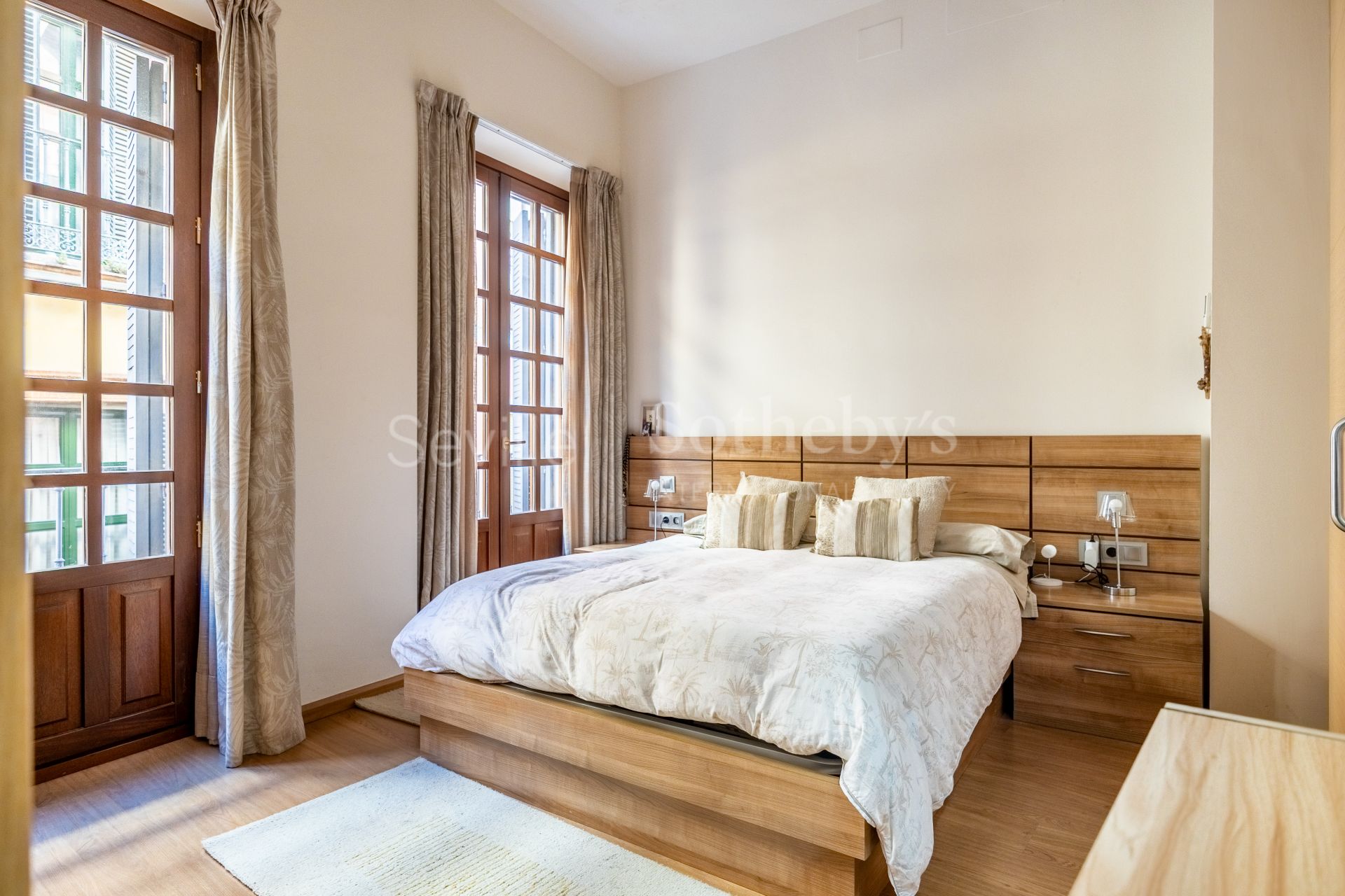 Licensed Tourist Home in the Historic Museum District with Roof Terrace