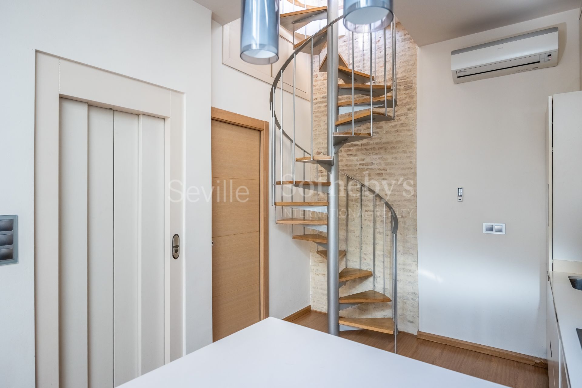 Licensed Tourist Home in the Historic Museum District with Roof Terrace