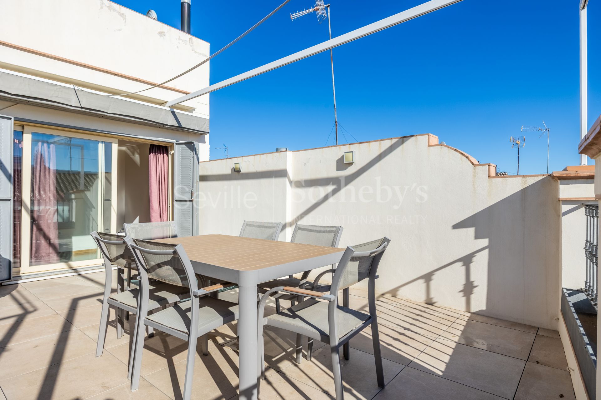 Licensed Tourist Home in the Historic Museum District with Roof Terrace