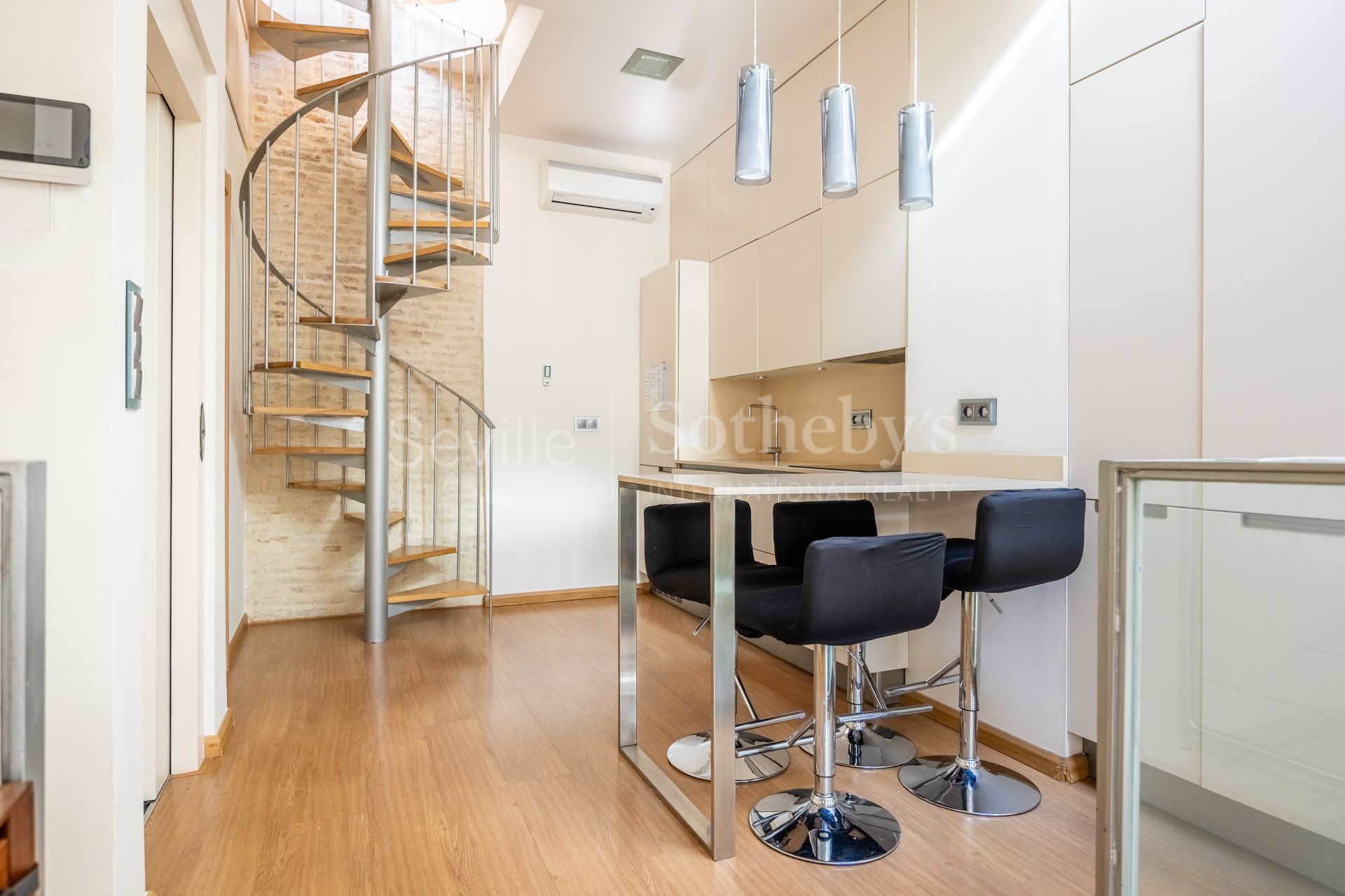 Licensed Tourist Home in the Historic Museum District with Roof Terrace