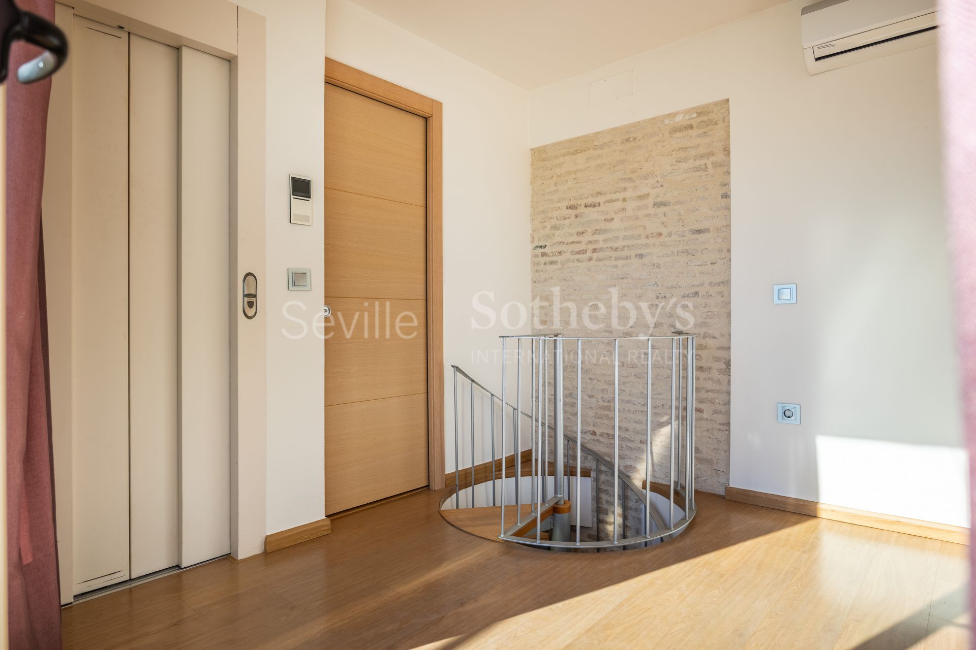 Licensed Tourist Home in the Historic Museum District with Roof Terrace