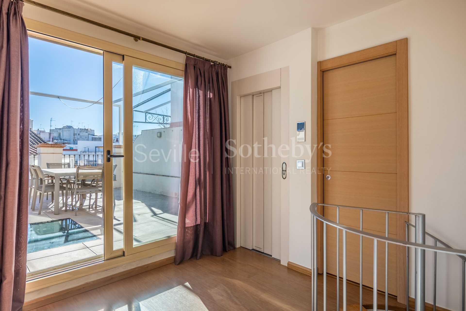 Licensed Tourist Home in the Historic Museum District with Roof Terrace