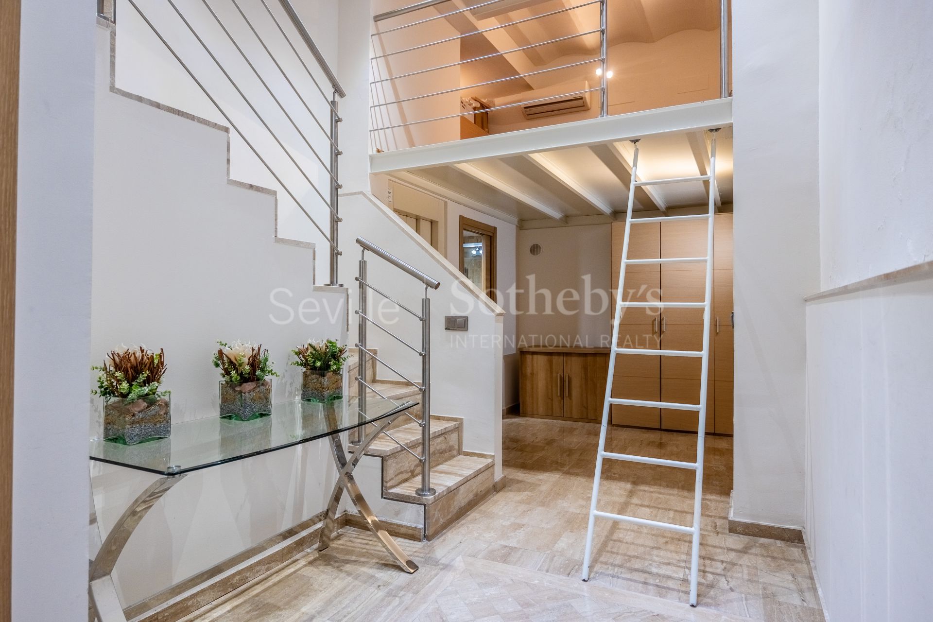 Licensed Tourist Home in the Historic Museum District with Roof Terrace