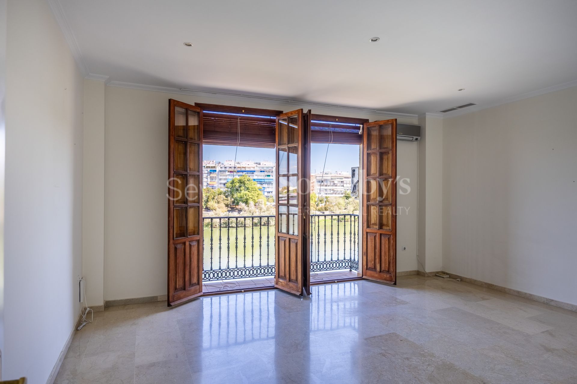 House in Triana with river views