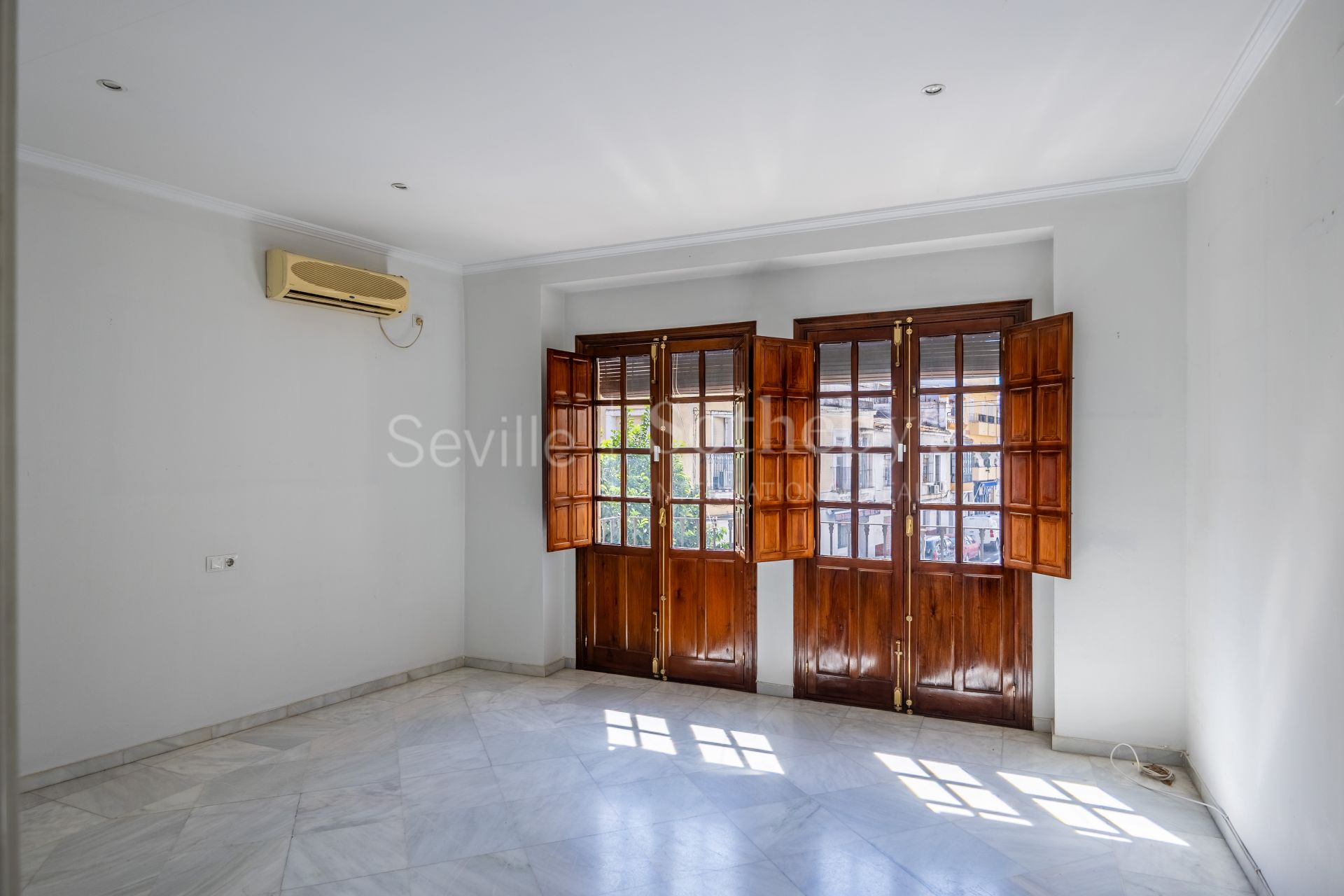 House in Triana with river views