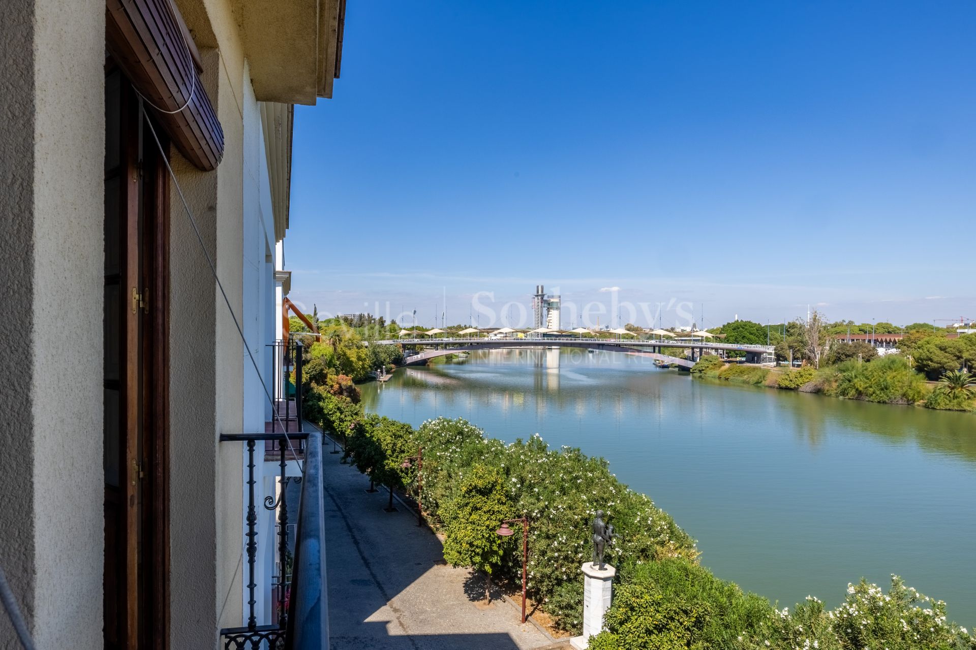 House in Triana with river views