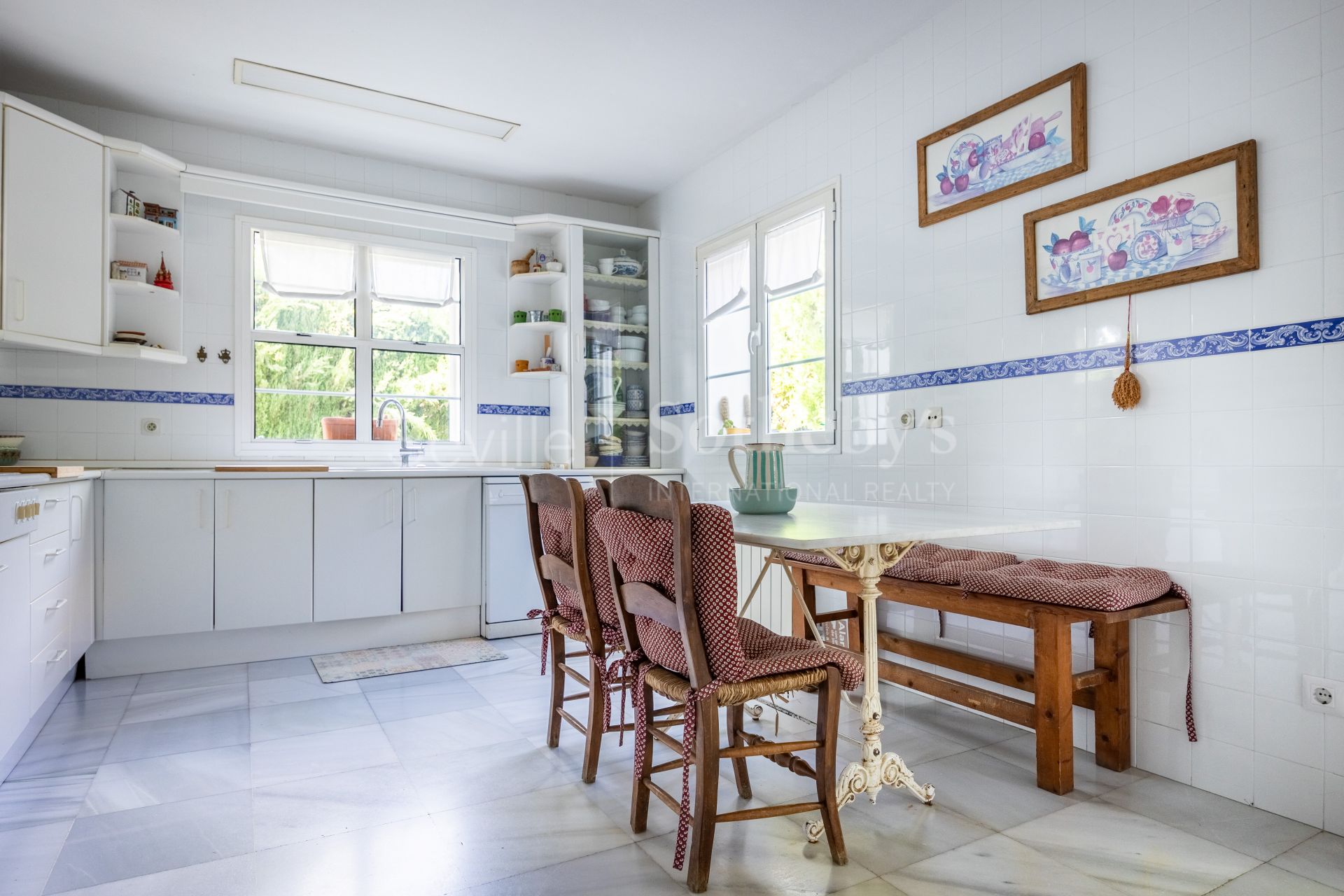 Detached villa with pool and panoramic views of Seville