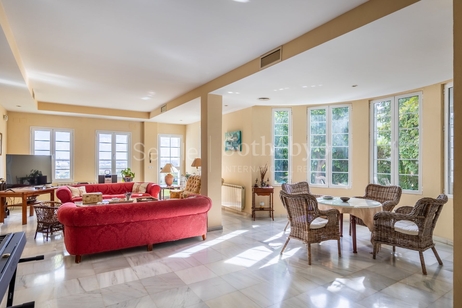 Detached villa with pool and panoramic views of Seville