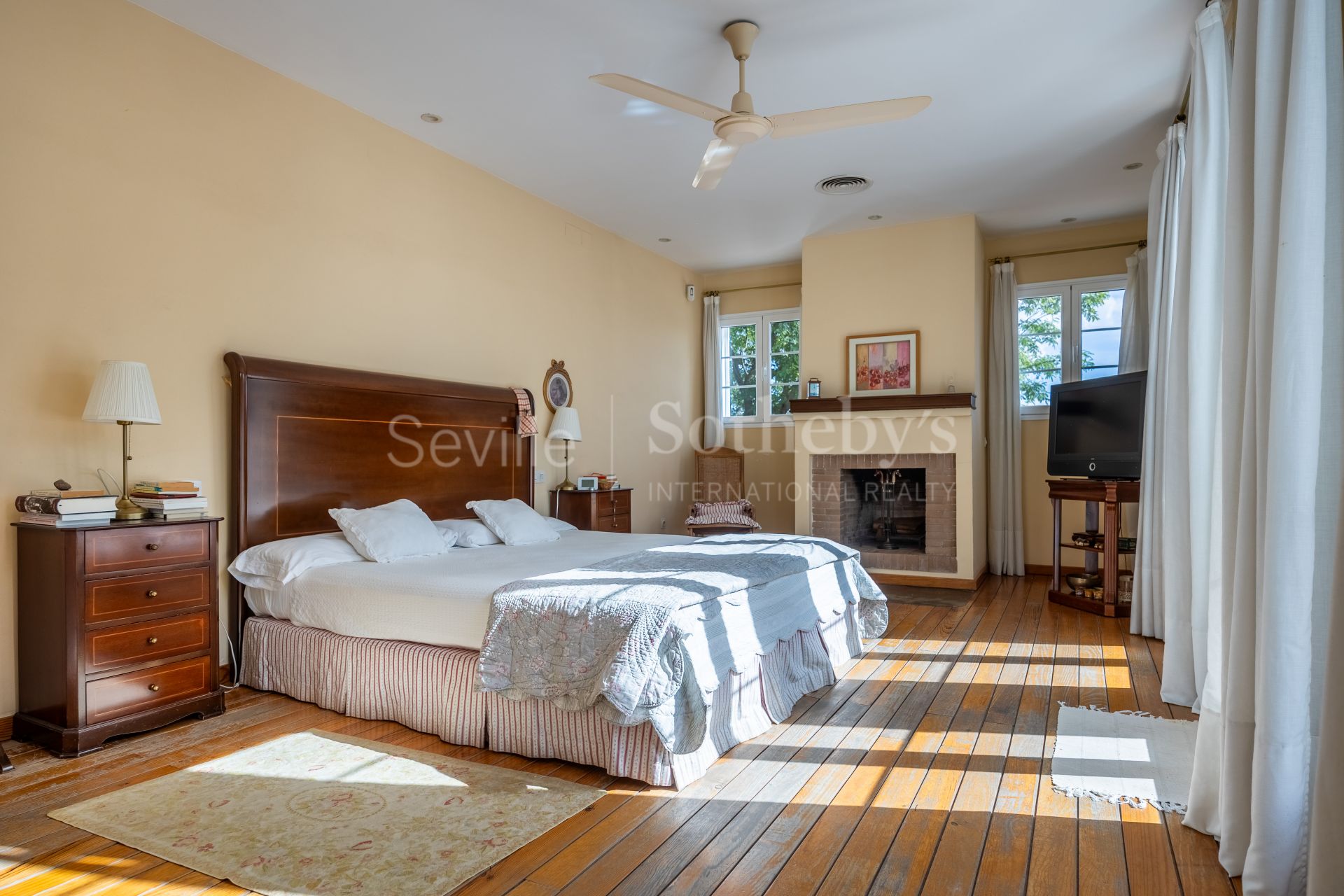 Detached villa with pool and panoramic views of Seville