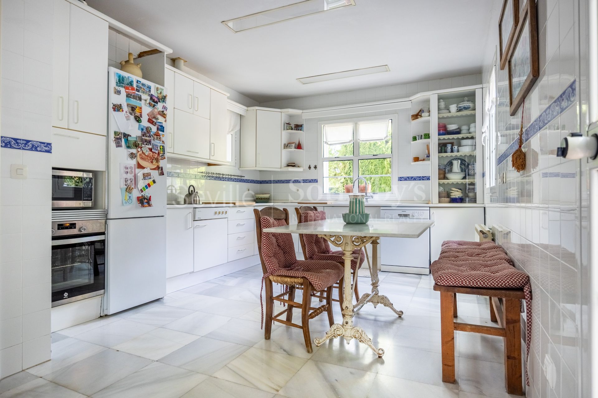 Detached villa with pool and panoramic views of Seville