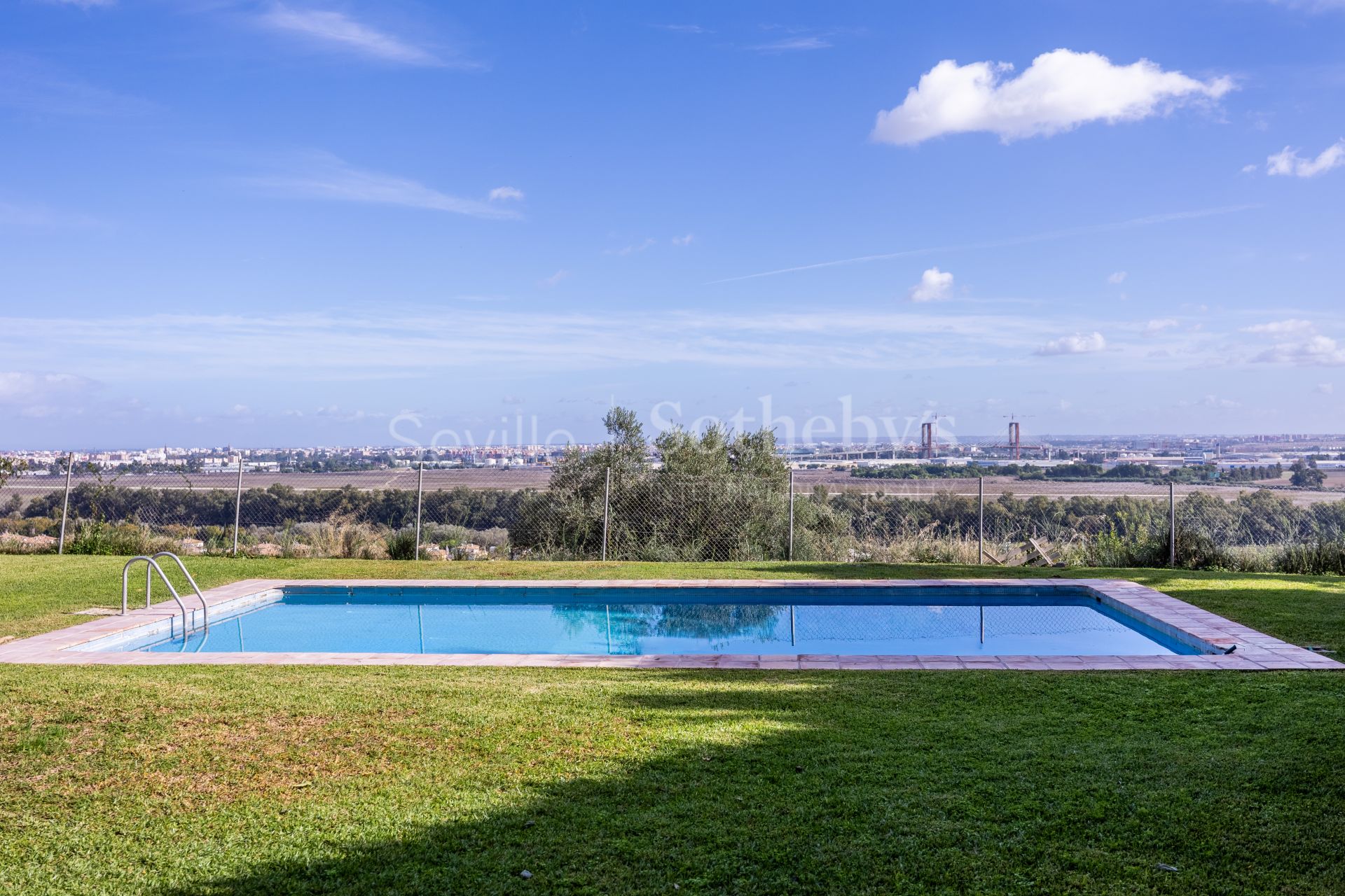 Detached villa with pool and panoramic views of Seville