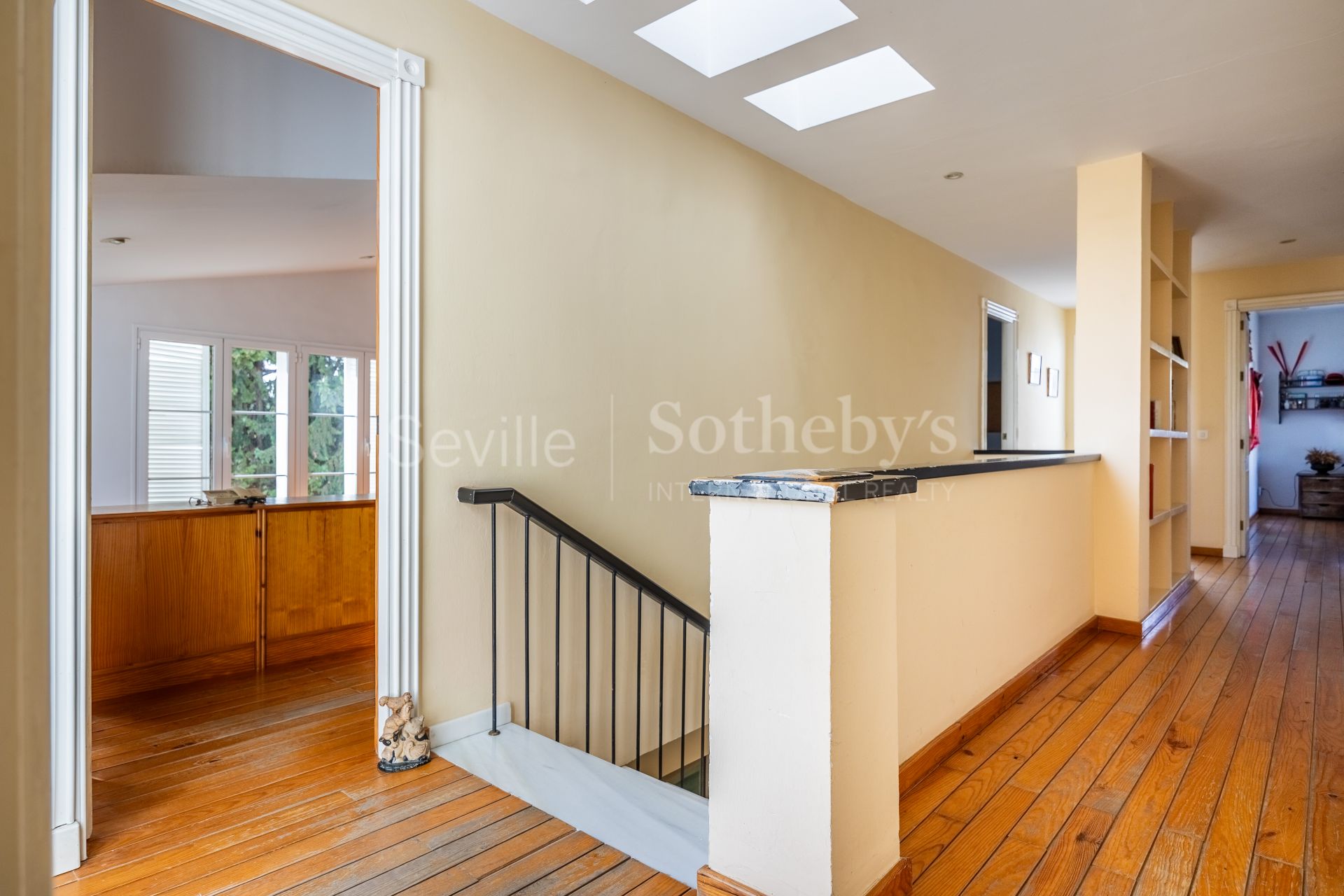 Detached villa with pool and panoramic views of Seville