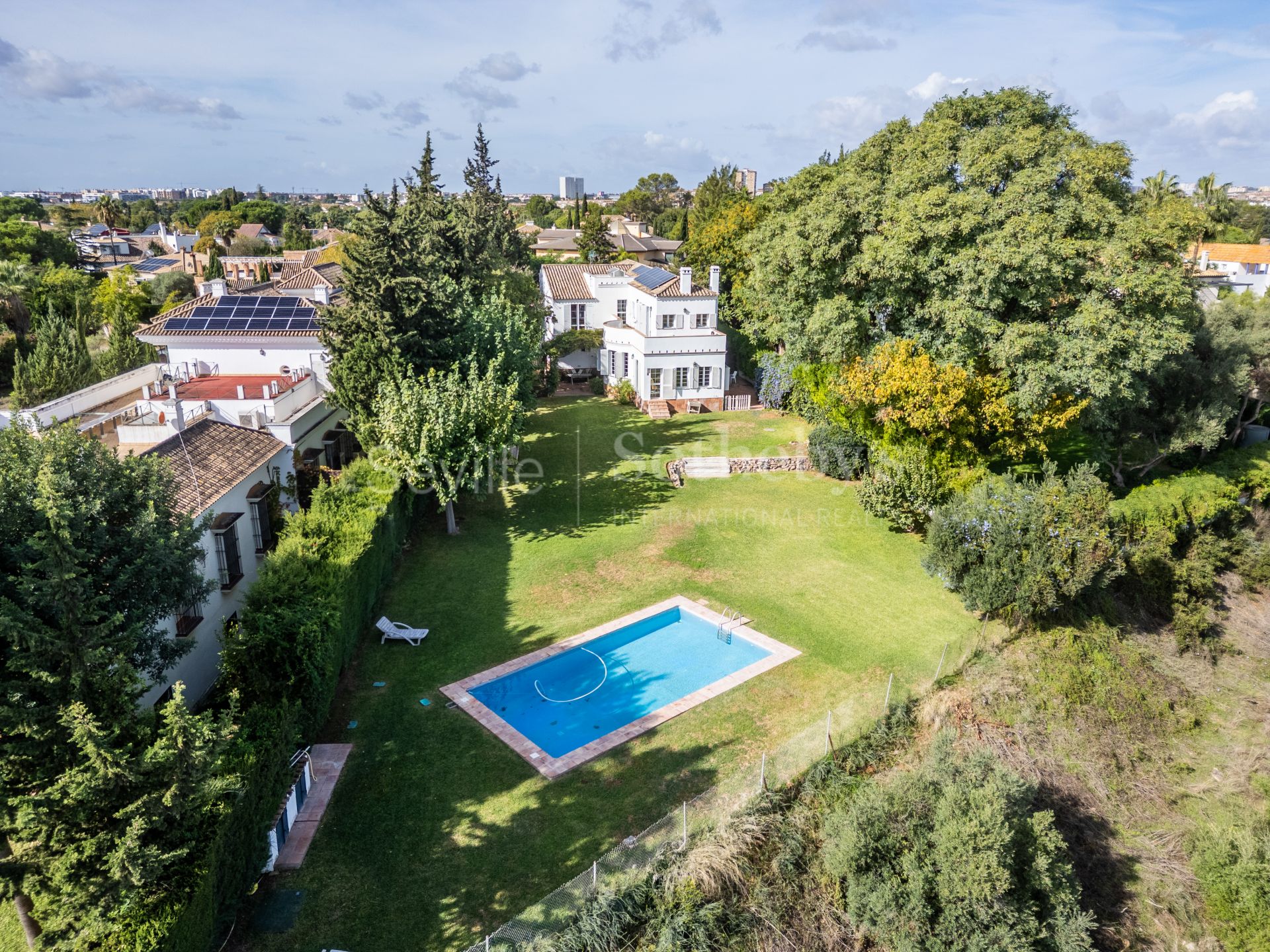 Detached villa with pool and panoramic views of Seville